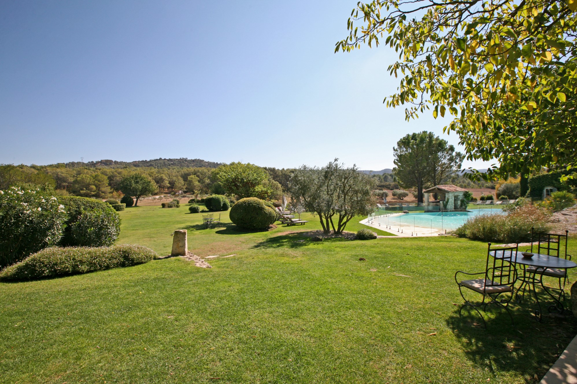 BIEN VENDU - A vendre dans les Alpilles, chambres d'hôtes et restaurant dans mas ancien sur 23 ha.