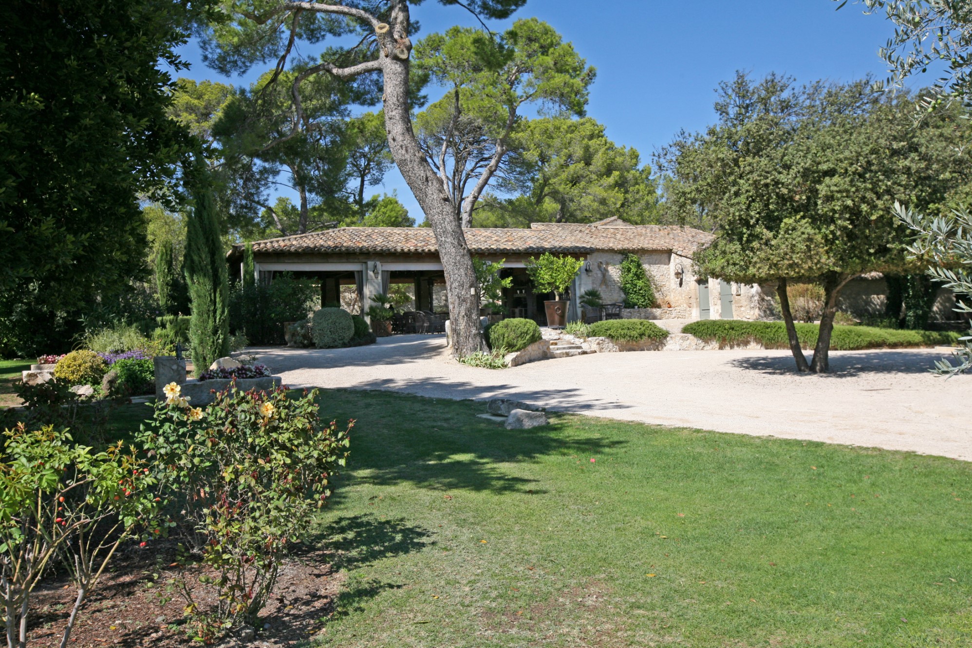 BIEN VENDU - A vendre dans les Alpilles, chambres d'hôtes et restaurant dans mas ancien sur 23 ha.