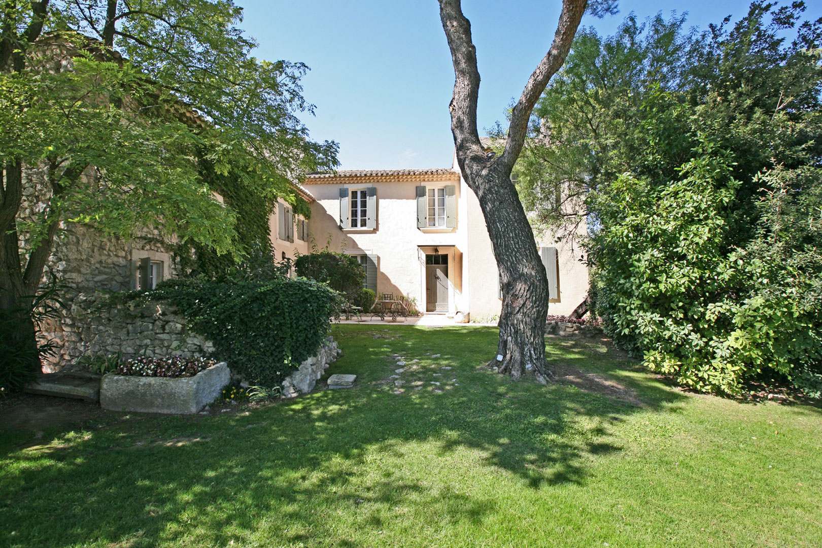 BIEN VENDU - A vendre dans les Alpilles, chambres d'hôtes et restaurant dans mas ancien sur 23 ha.