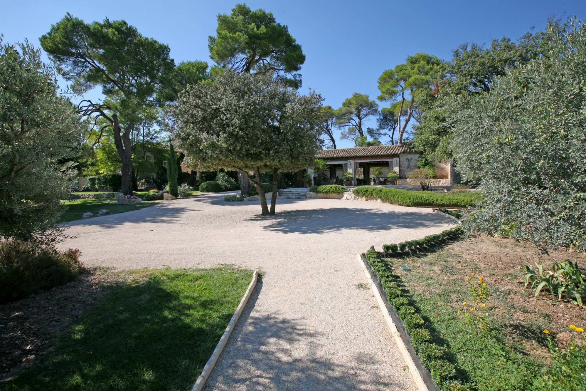 BIEN VENDU - A vendre dans les Alpilles, chambres d'hôtes et restaurant dans mas ancien sur 23 ha.