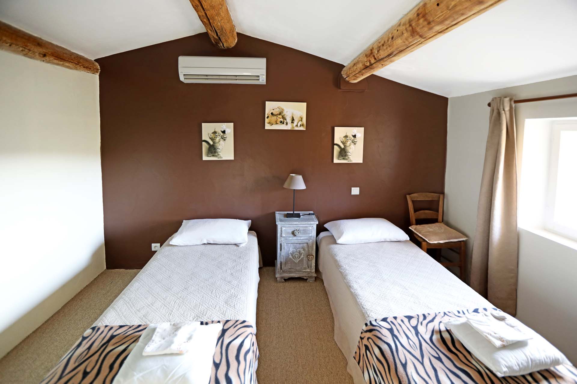 Dans un environnement naturel, maison de charme avec piscine à vendre   