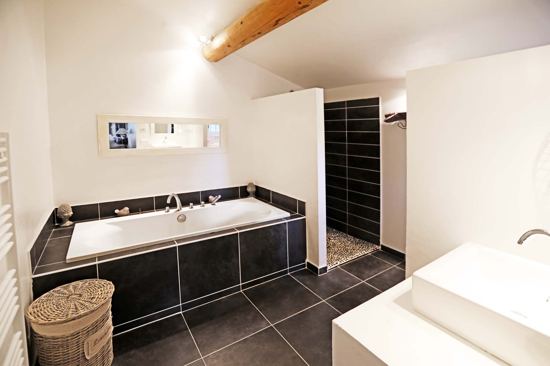 La salle de bains de la chambre du bas