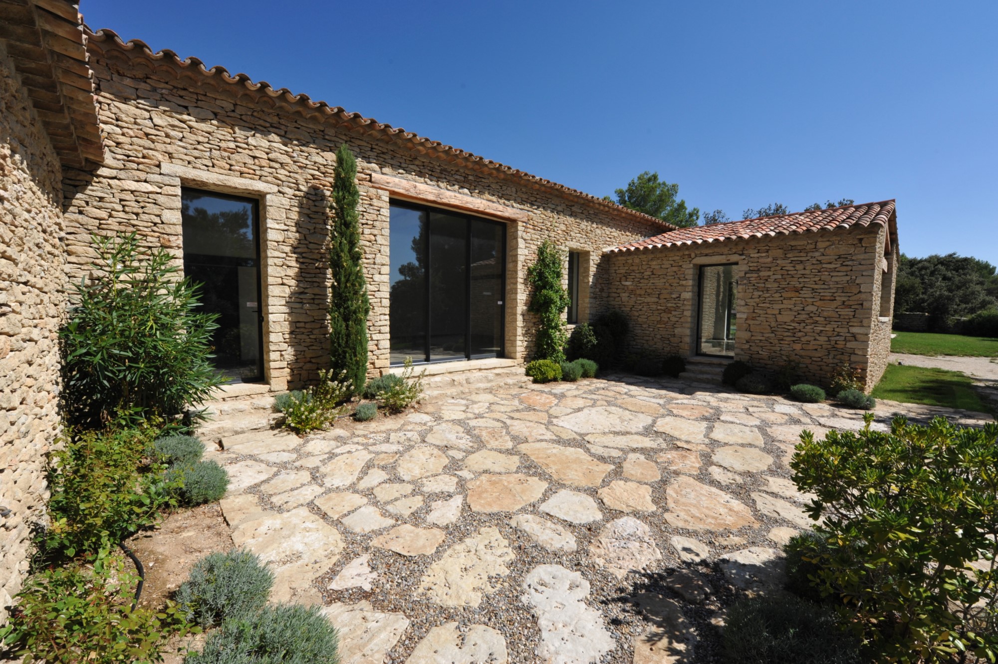 A vendre, Gordes, maison contemporaine avec piscine    dans un environnement protégé