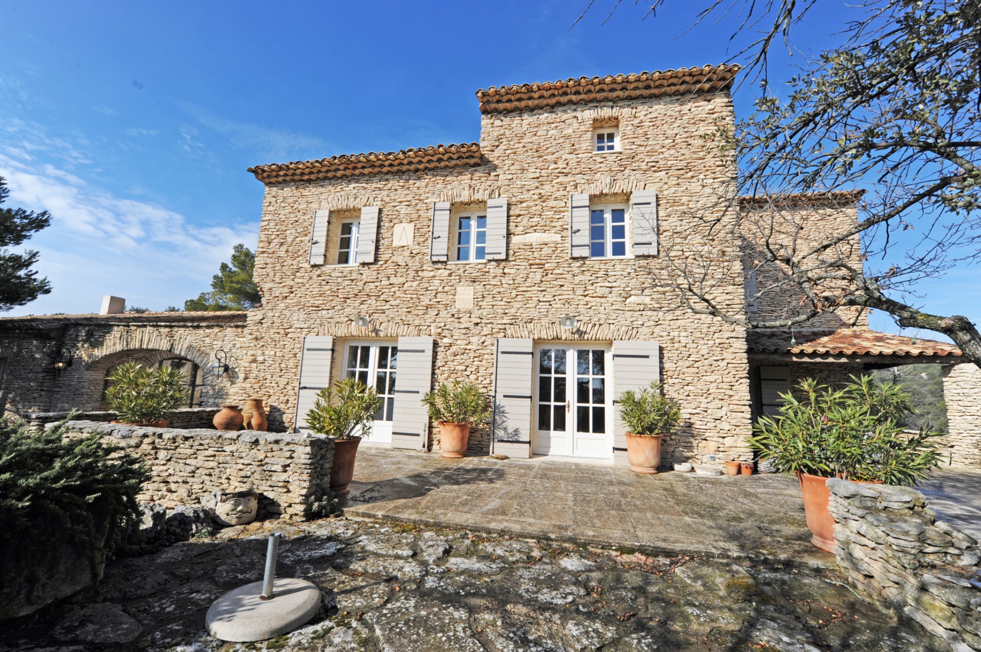 Luberon, en vente, propriété exceptionnelle, sur un hectare avec piscine/bassin et vue   