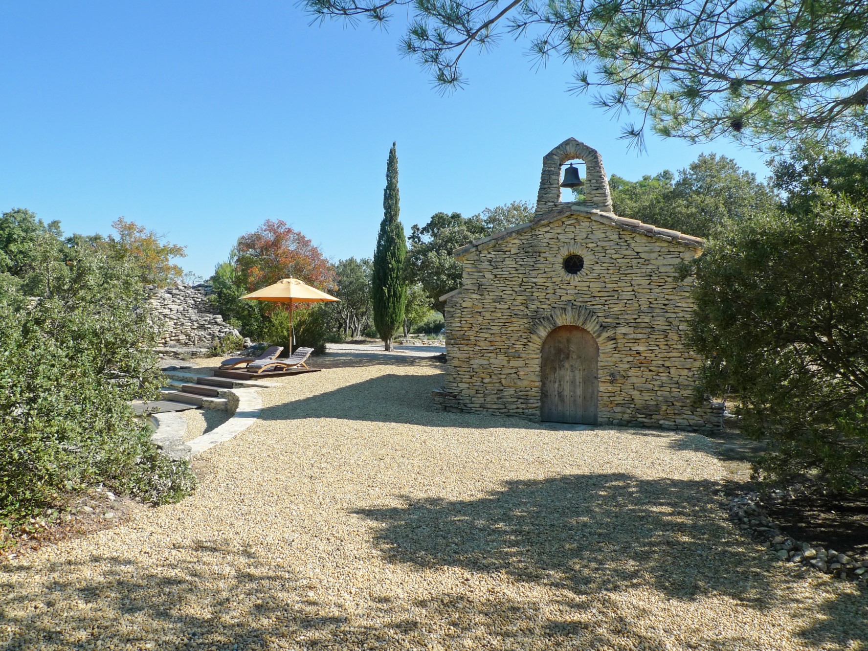 Luberon, en vente, propriété exceptionnelle, sur un hectare avec piscine/bassin et vue   