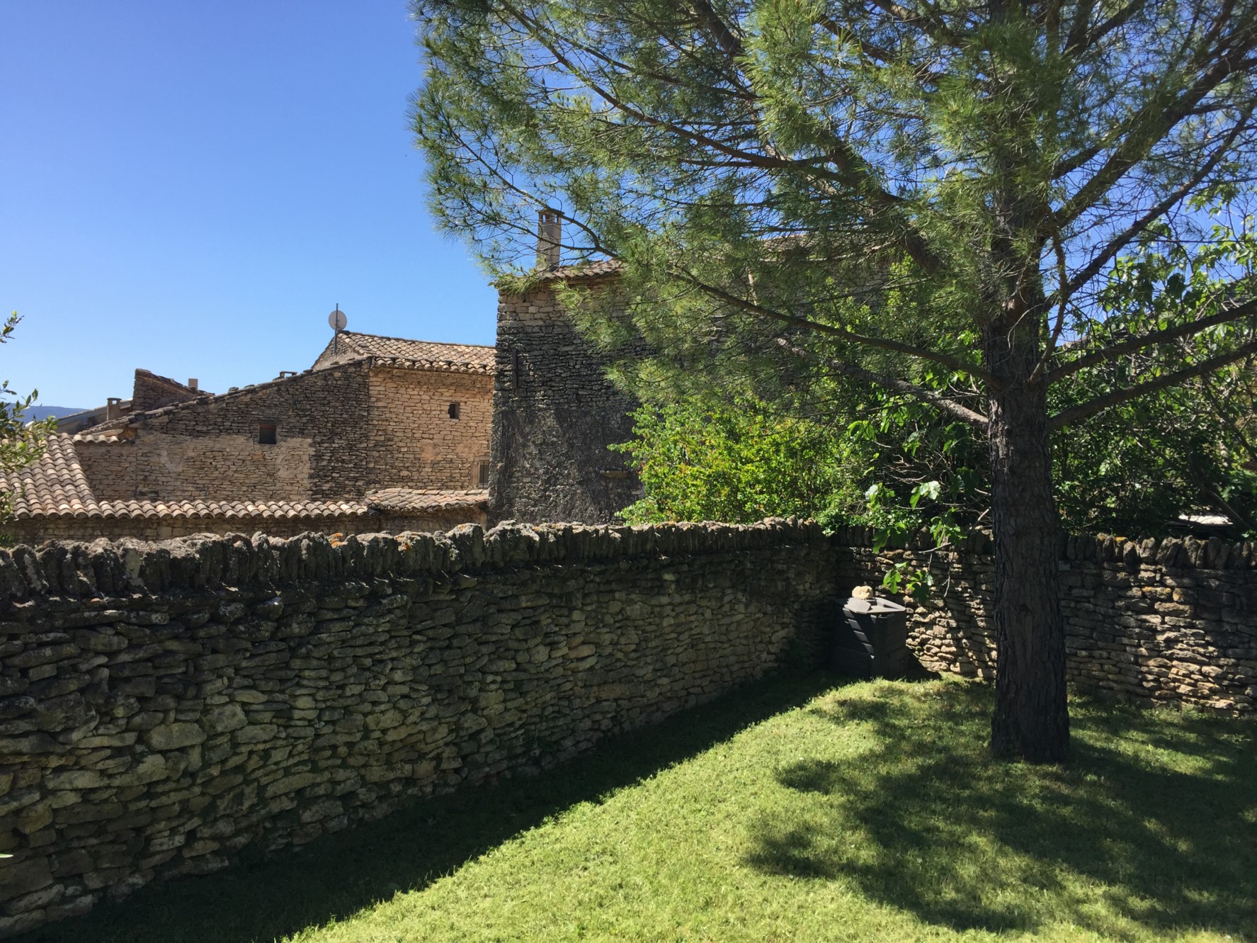 Maison de village avec jardin et garage en vente dans le Luberon    