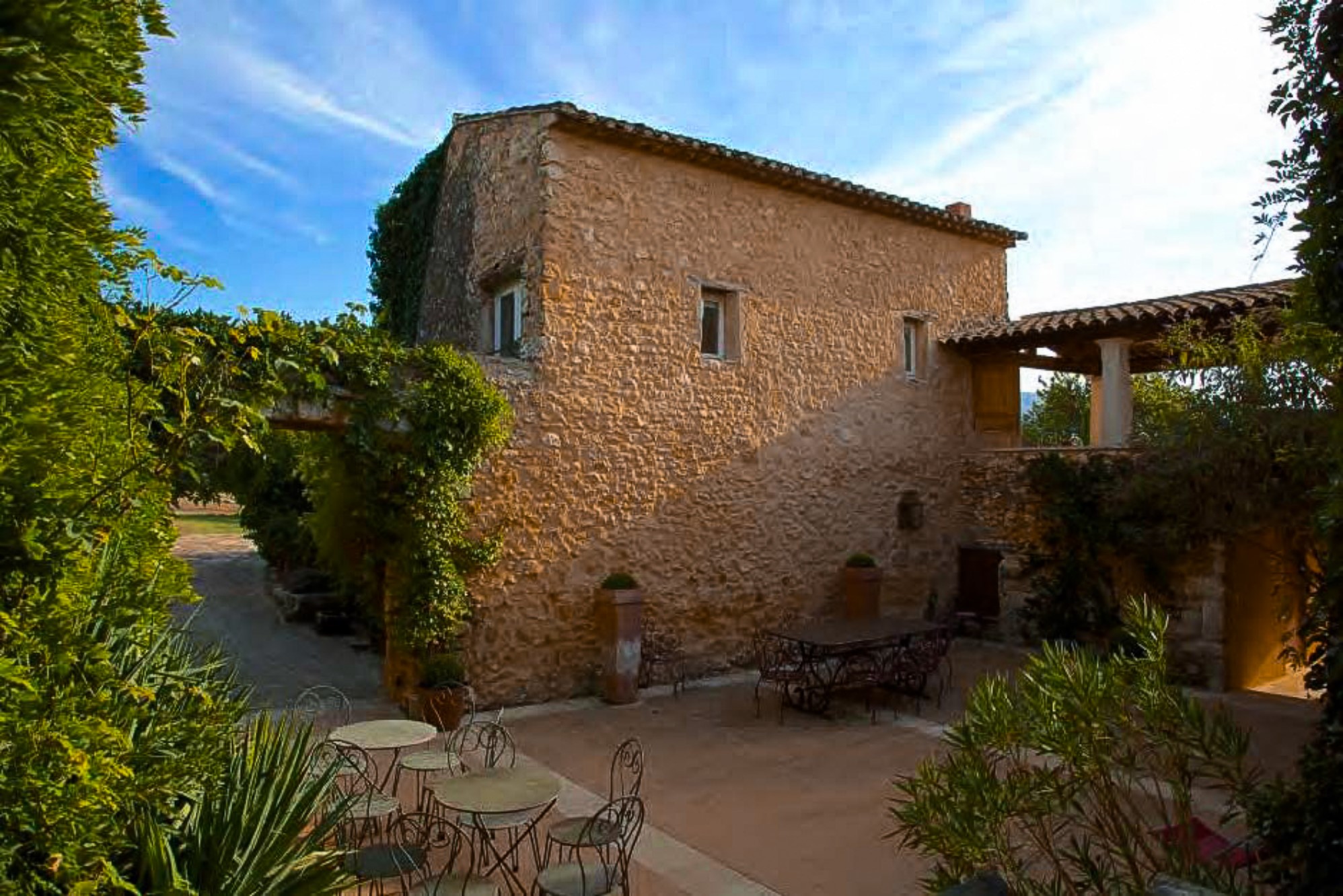 A vendre, superbe propriété face aux villages perchés du Luberon    