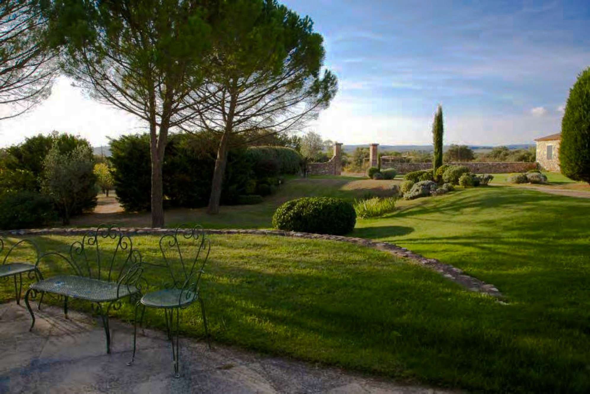 A vendre, superbe propriété face aux villages perchés du Luberon    