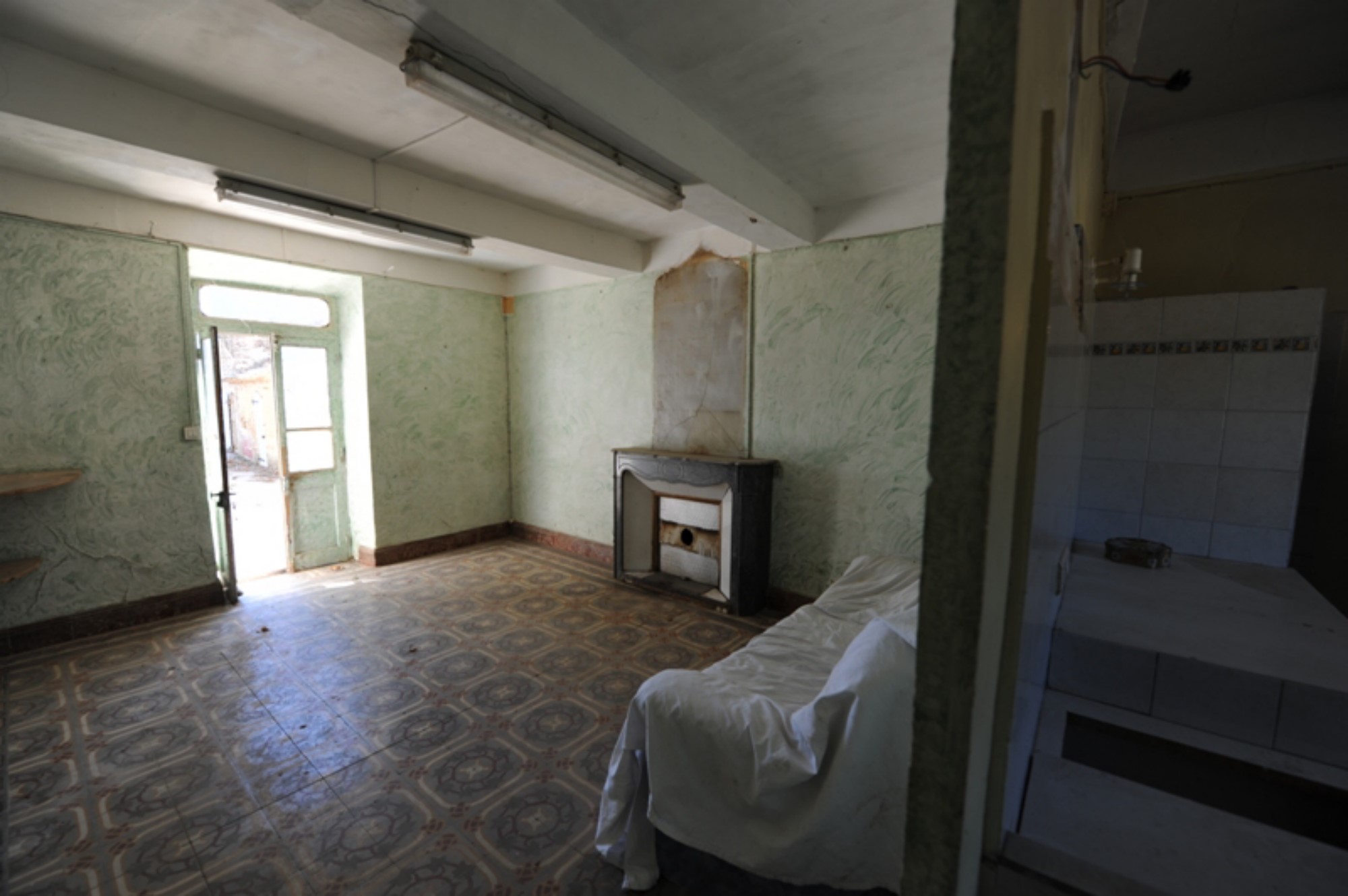 A vendre en Luberon, authentique mas à restaurer sur plus de 14 hectares   