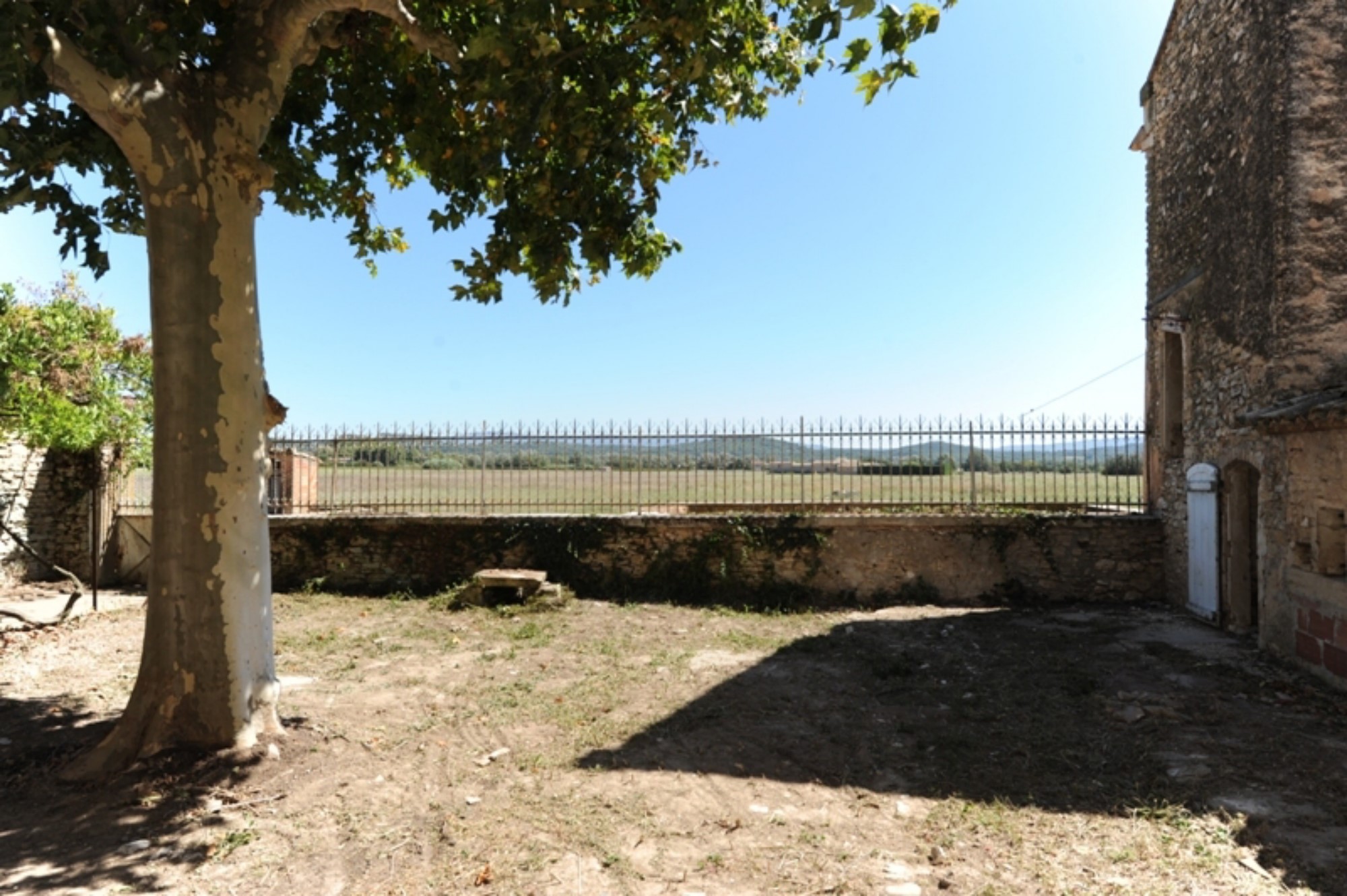 A vendre en Luberon, authentique mas à restaurer sur plus de 14 hectares   