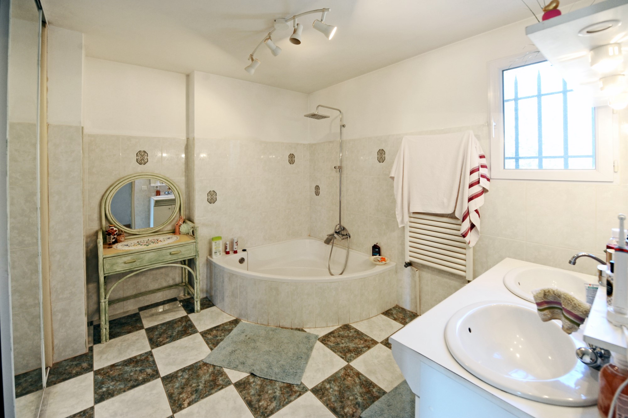 A vendre au coeur du Luberon, villa avec piscine et vue sur le Luberon   