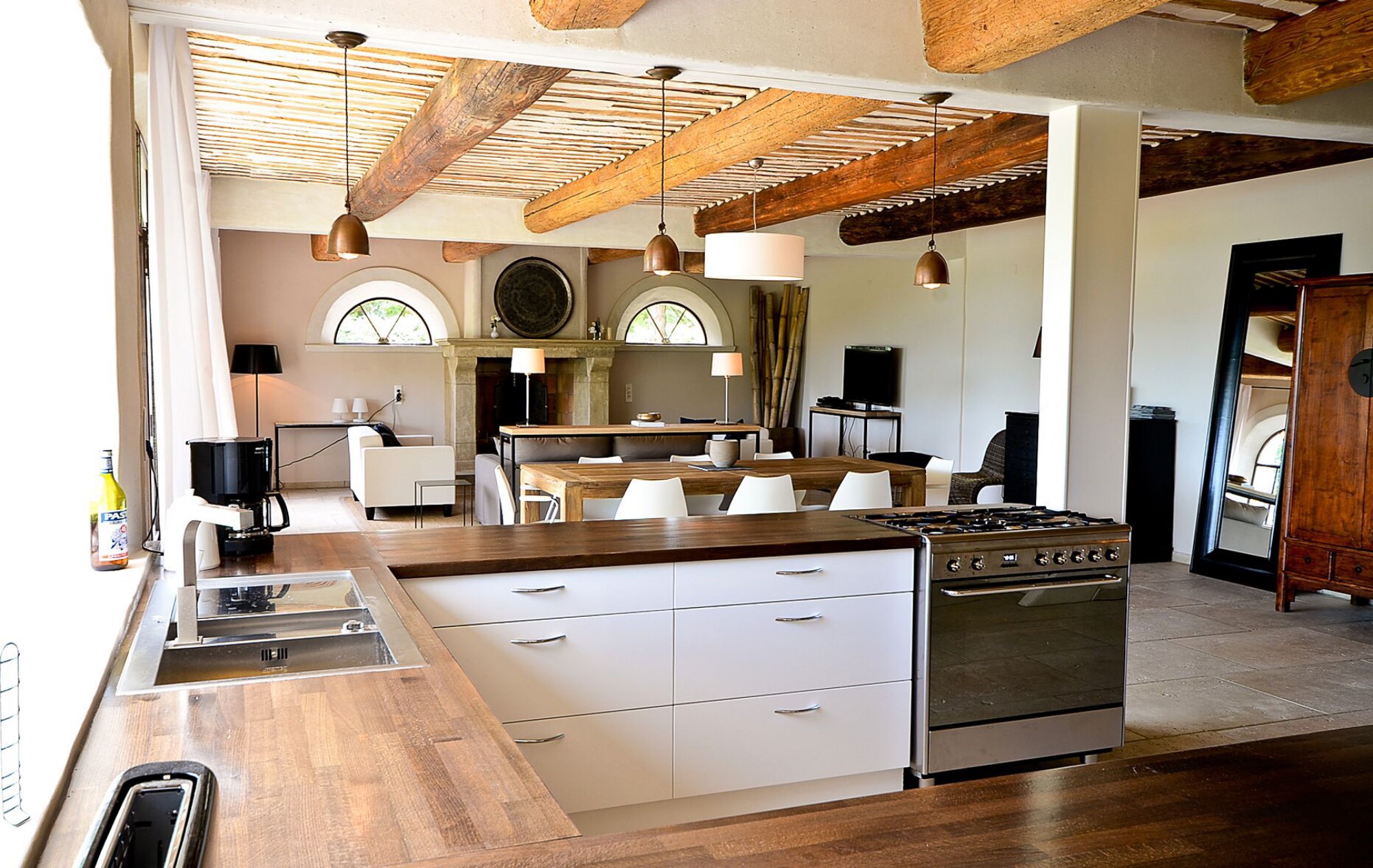 A vendre, hameau privé de quatre maisons avec piscines face au Luberon   