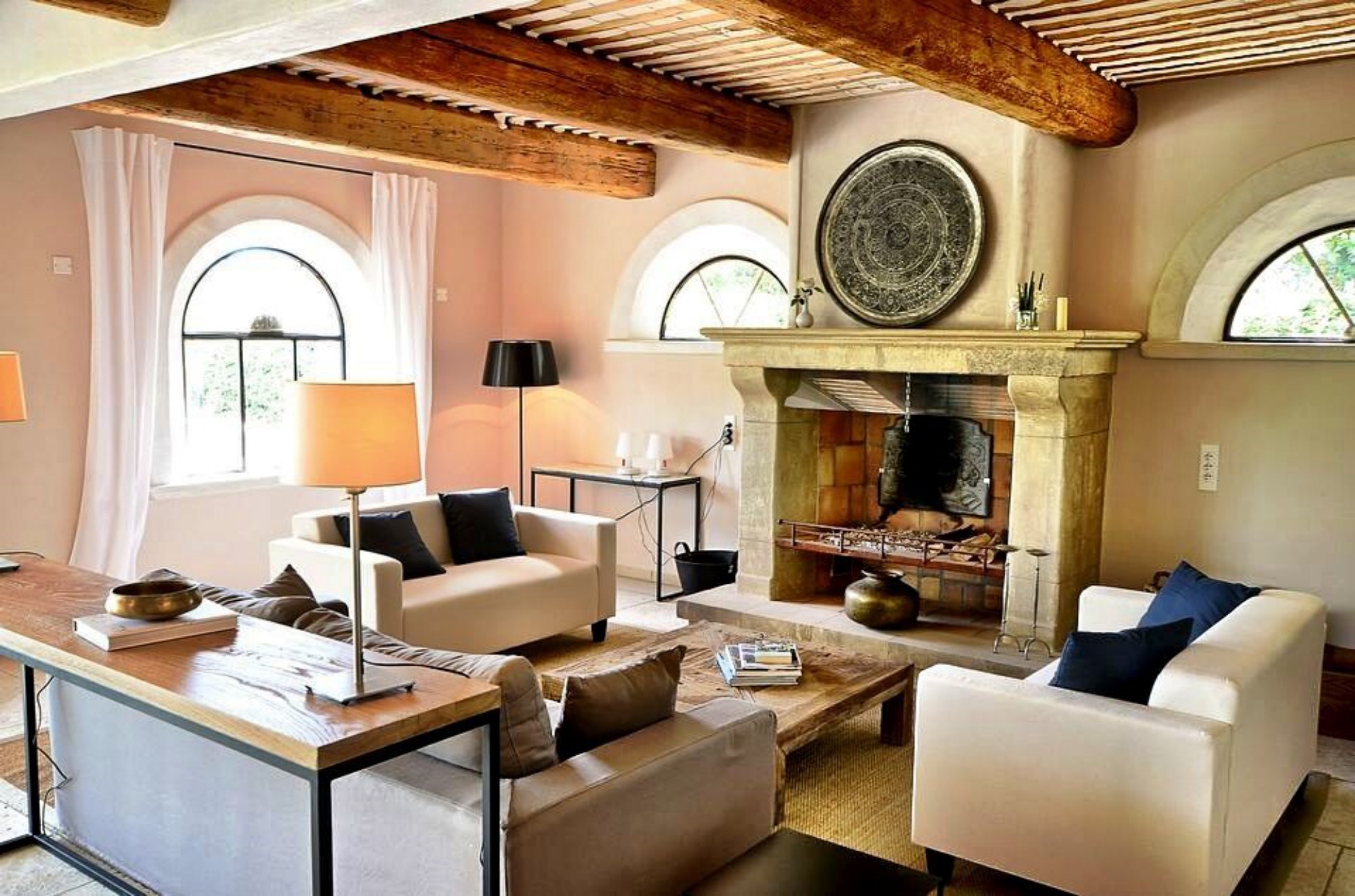 A vendre, hameau privé de quatre maisons avec piscines face au Luberon   