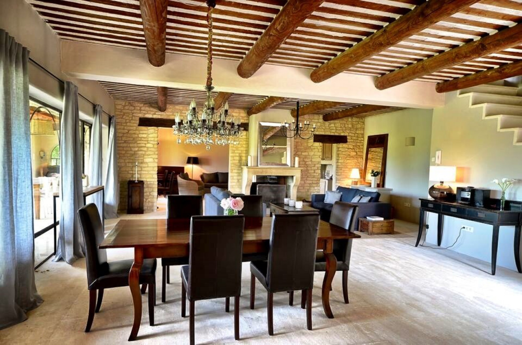 A vendre, hameau privé de quatre maisons avec piscines face au Luberon   