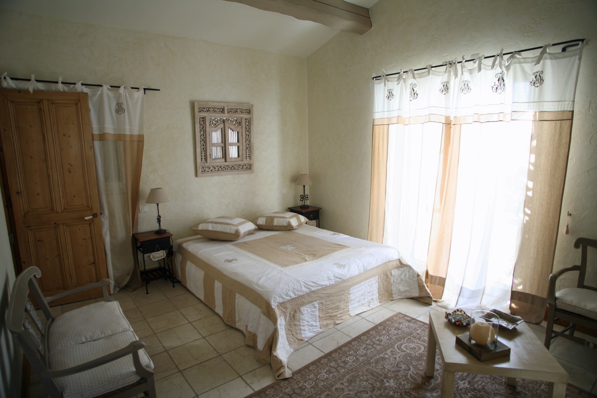 Maison de village avec piscine sur très beau jardin à vendre dans le Luberon    