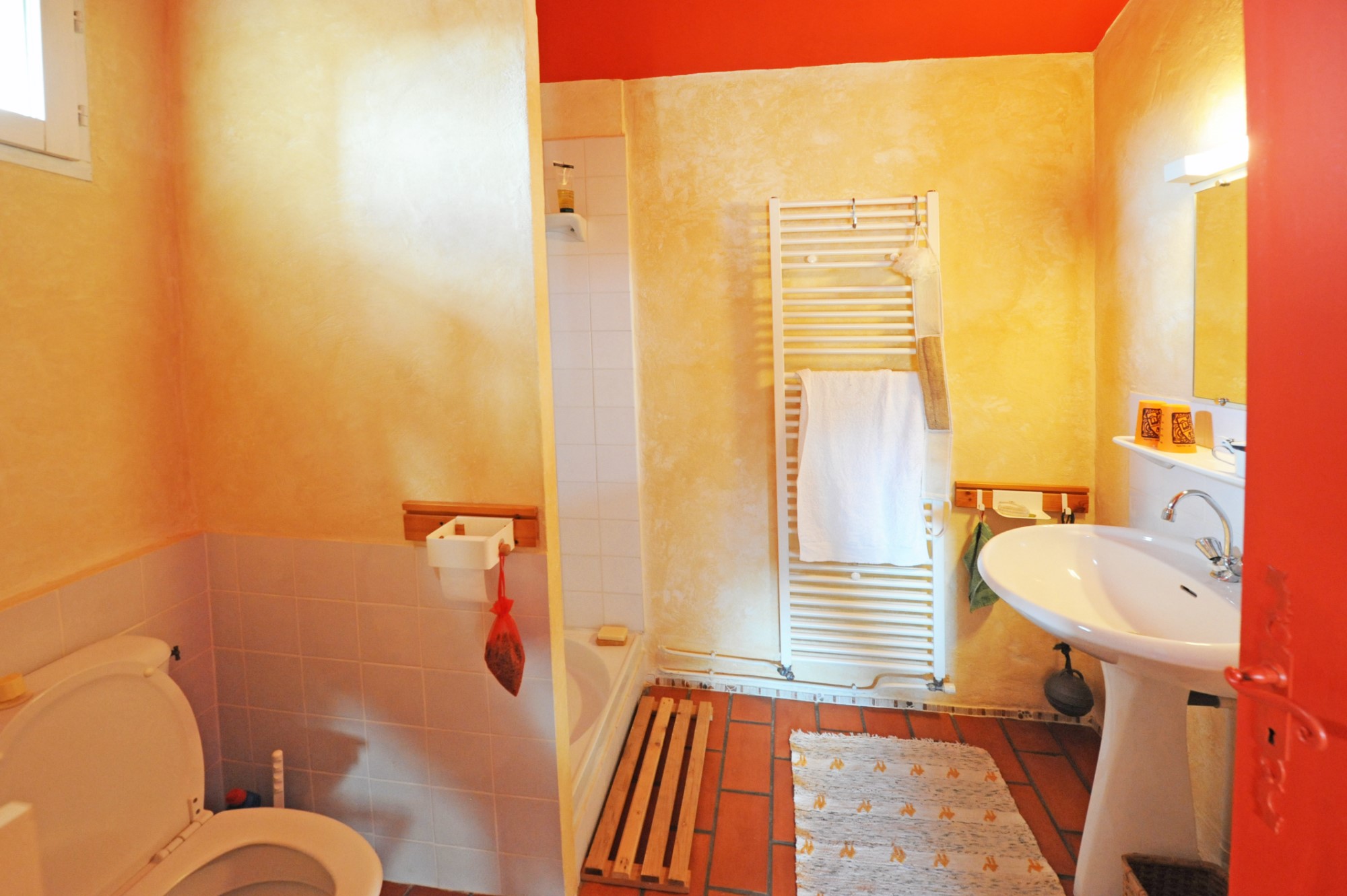 A vendre dans le Luberon, maison de hameau avec jardin    