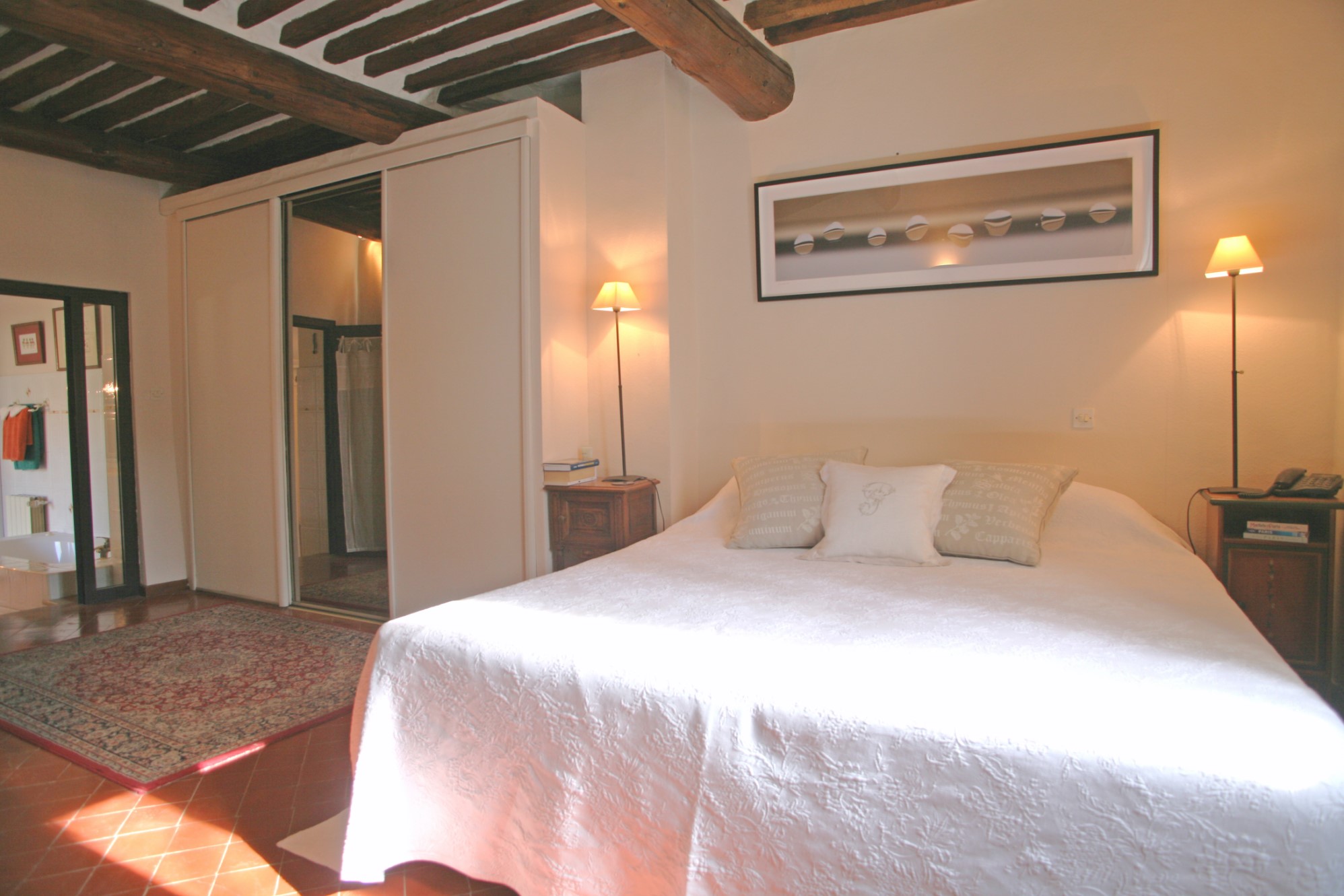 A vendre, Comtat Venaissin, proche Luberon,   maison de village avec balcon et terrasse