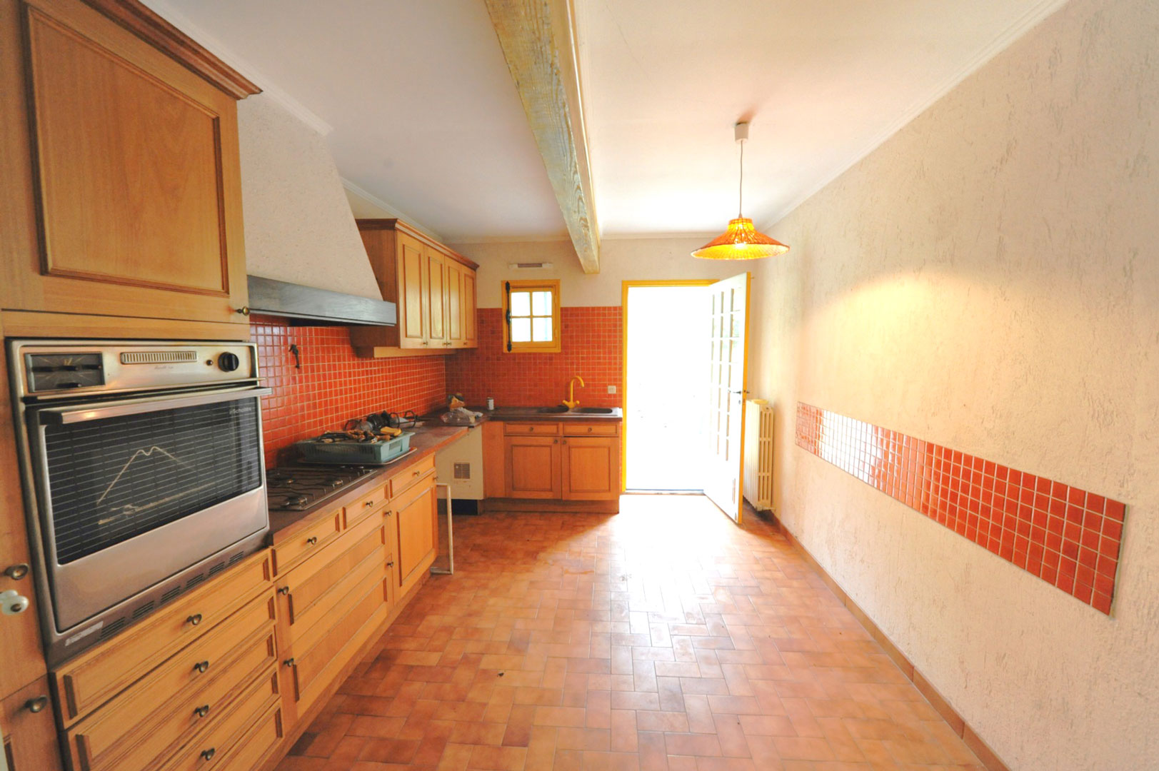 A vendre au cœur du Luberon, maison avec local commercial     et piscine
