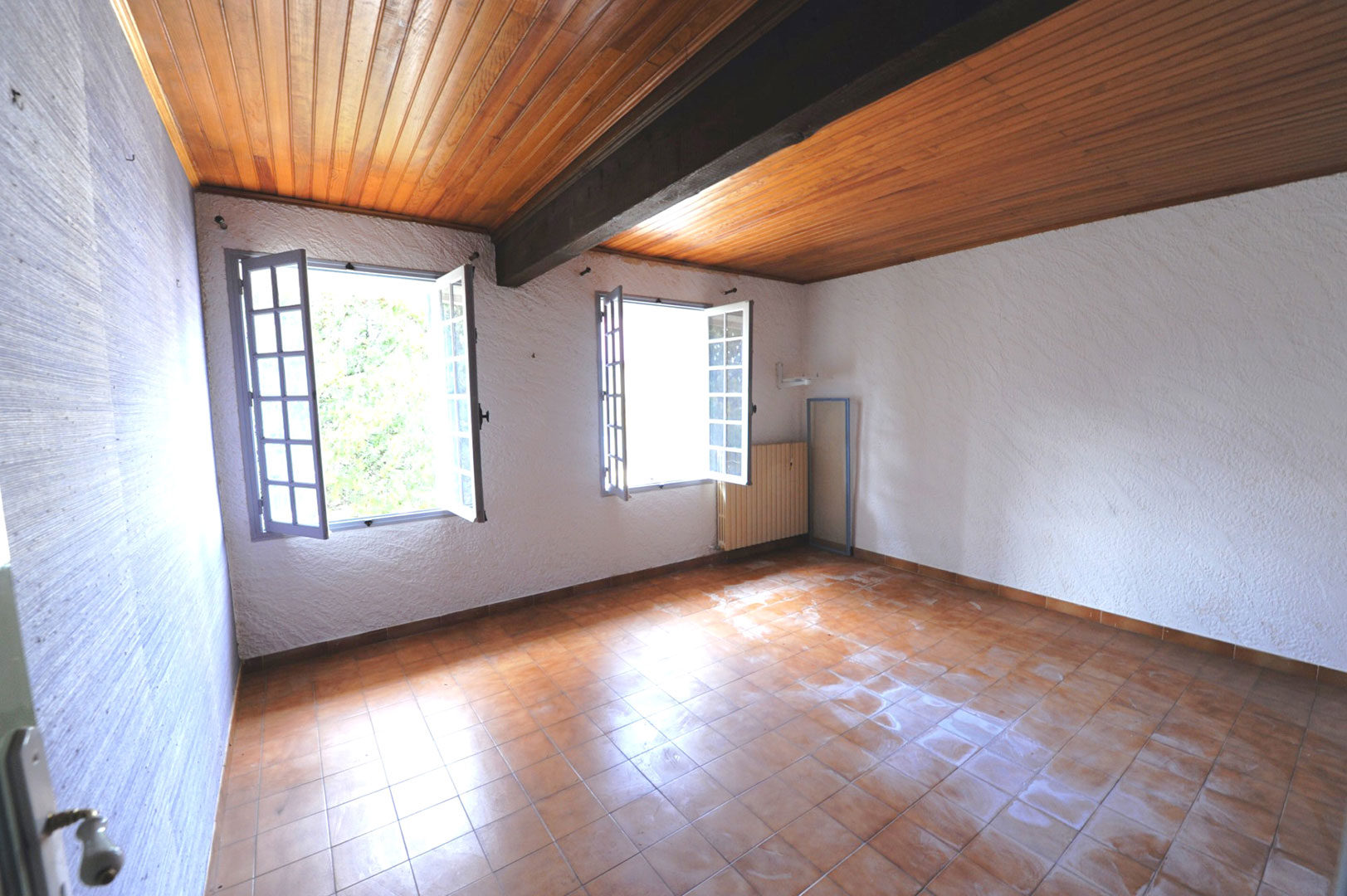 A vendre au cœur du Luberon, maison avec local commercial     et piscine