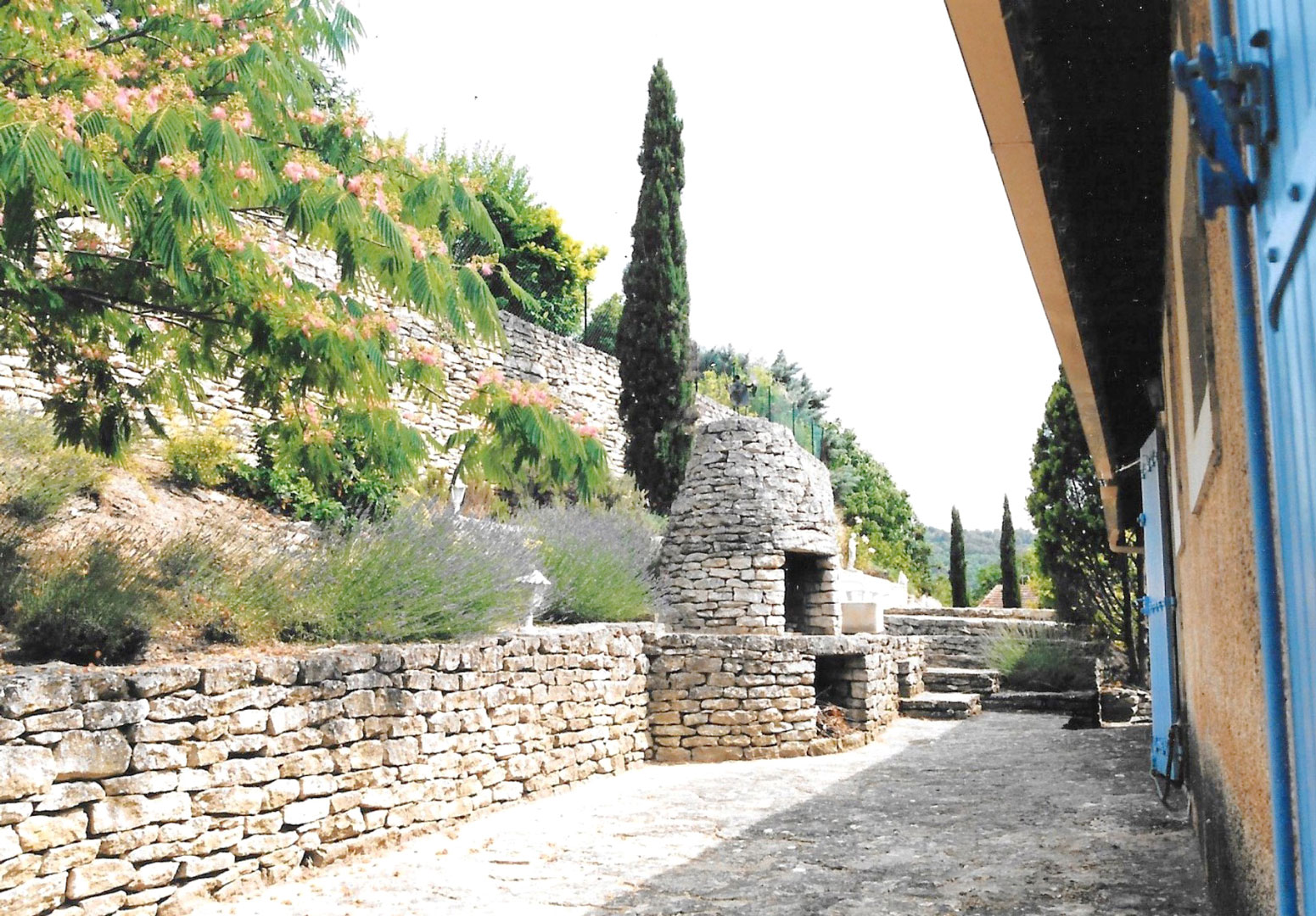 A vendre au cœur du Luberon, maison avec local commercial     et piscine