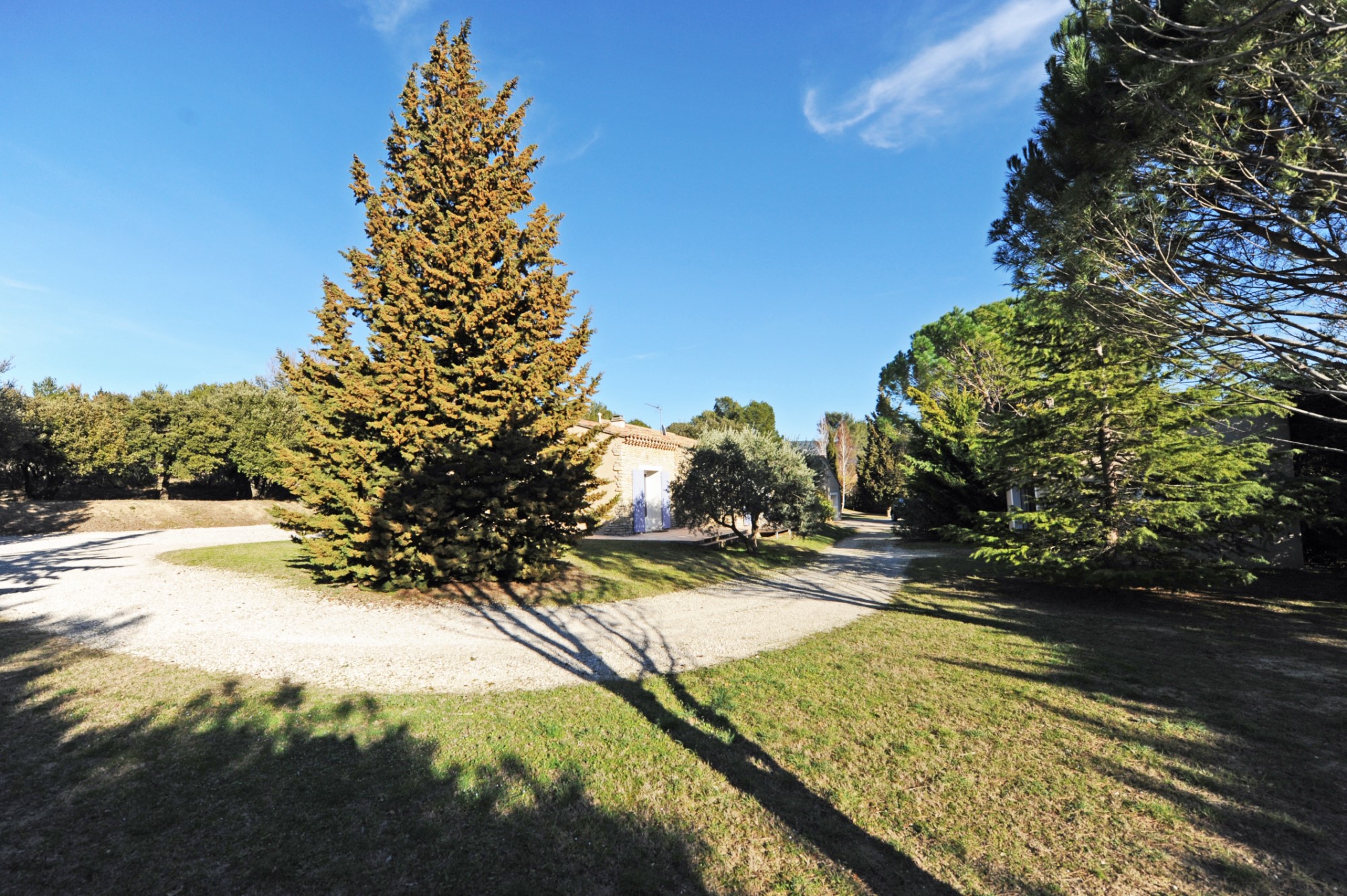 A vendre à Isle-sur-la-Sorgue, villa de plain pied en pierre avec piscine   