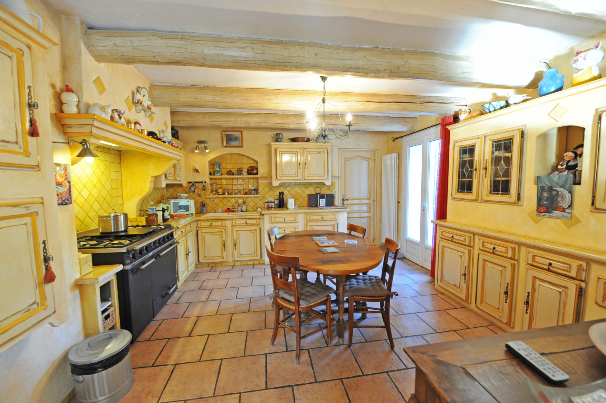 A vendre à Isle-sur-la-Sorgue, villa de plain pied en pierre avec piscine   