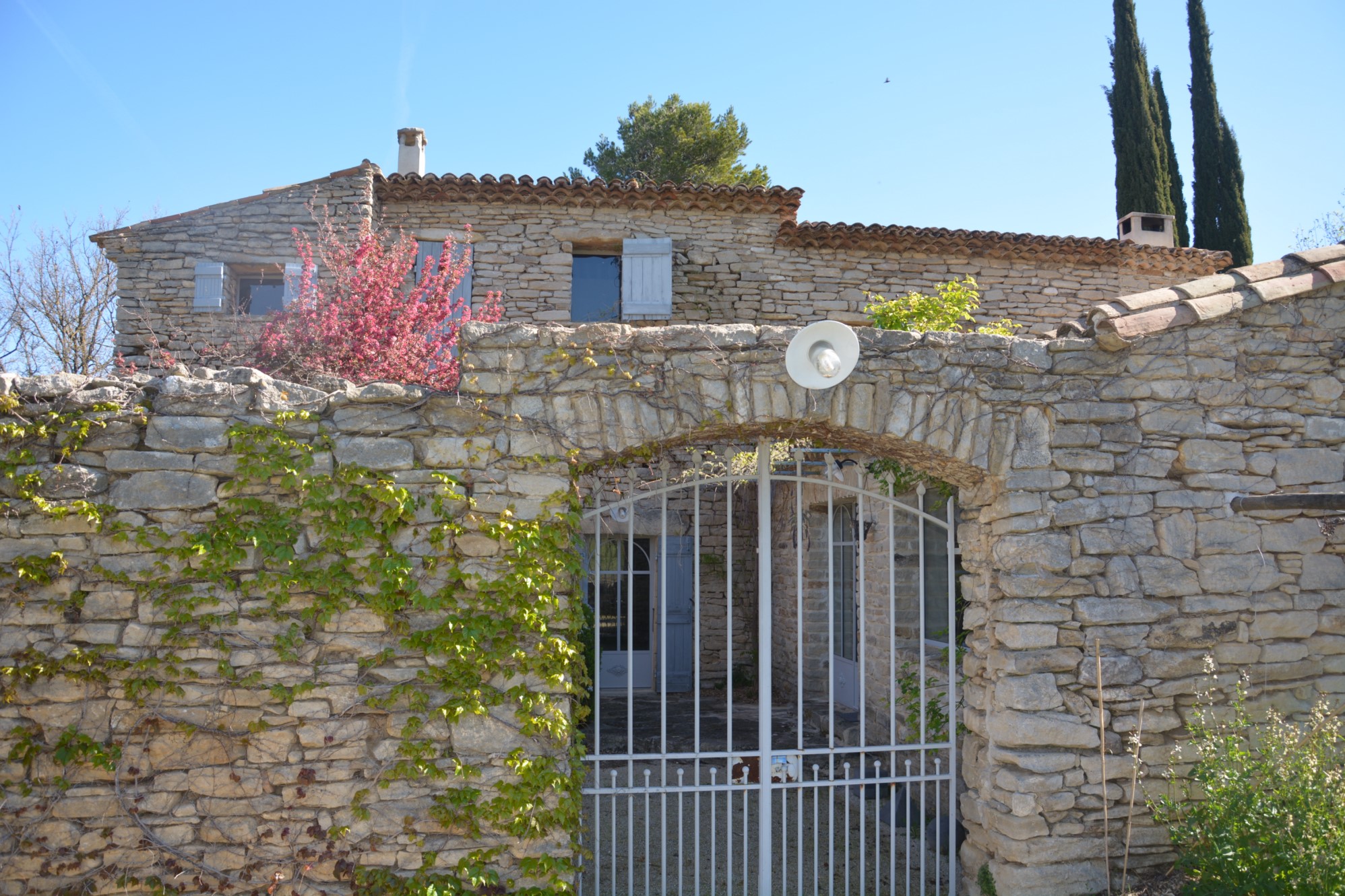 BIEN VENDU - Superbe bergerie avec cour fermée, bories et piscine à vendre au cœur du Luberon.