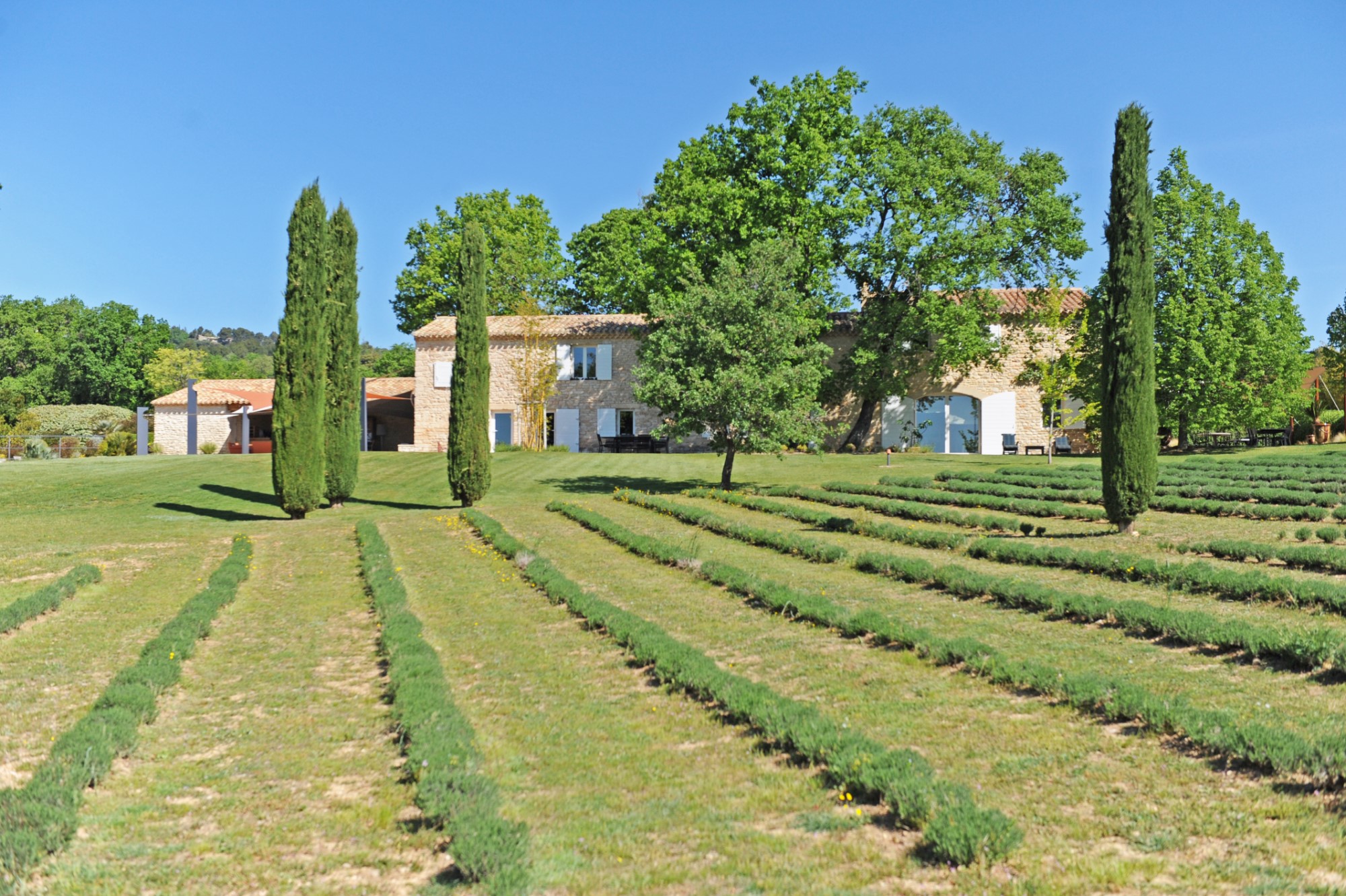 Propriété d'agrément avec piscine et dépendances en Luberon