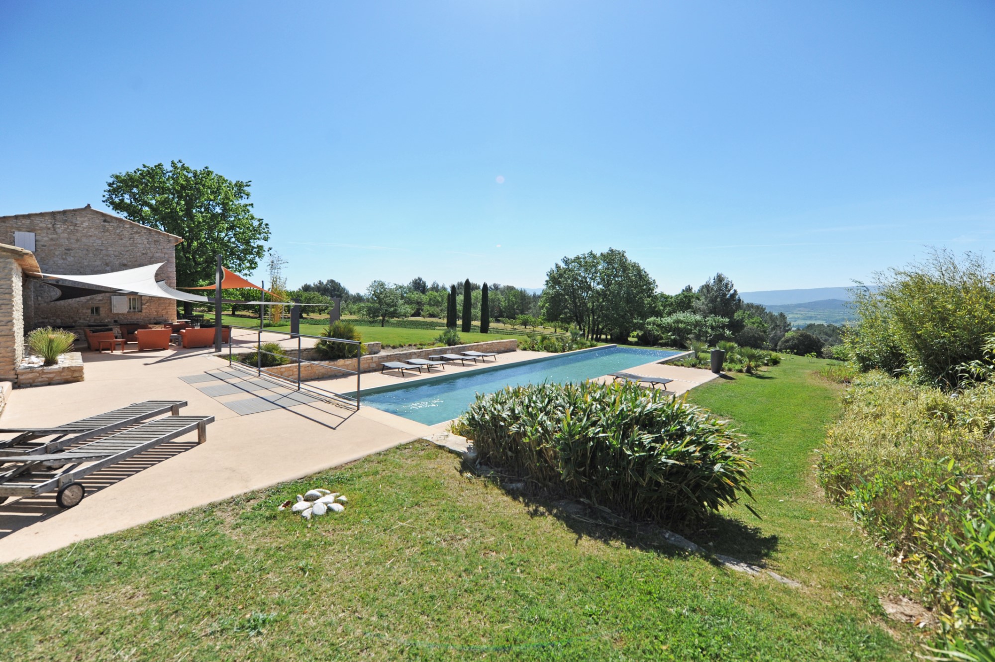 Belle maison d'agrément avec piscine et vue superbe