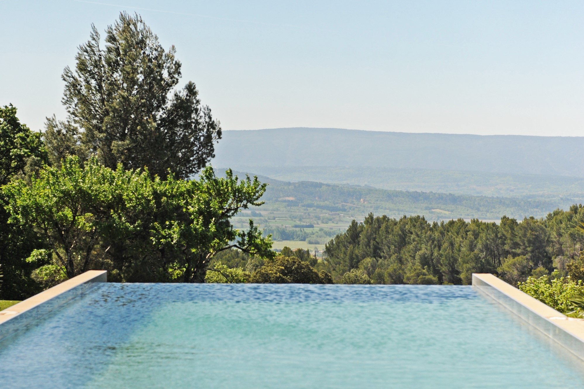 Maison avec piscine à débordement et vue sur le Luberon