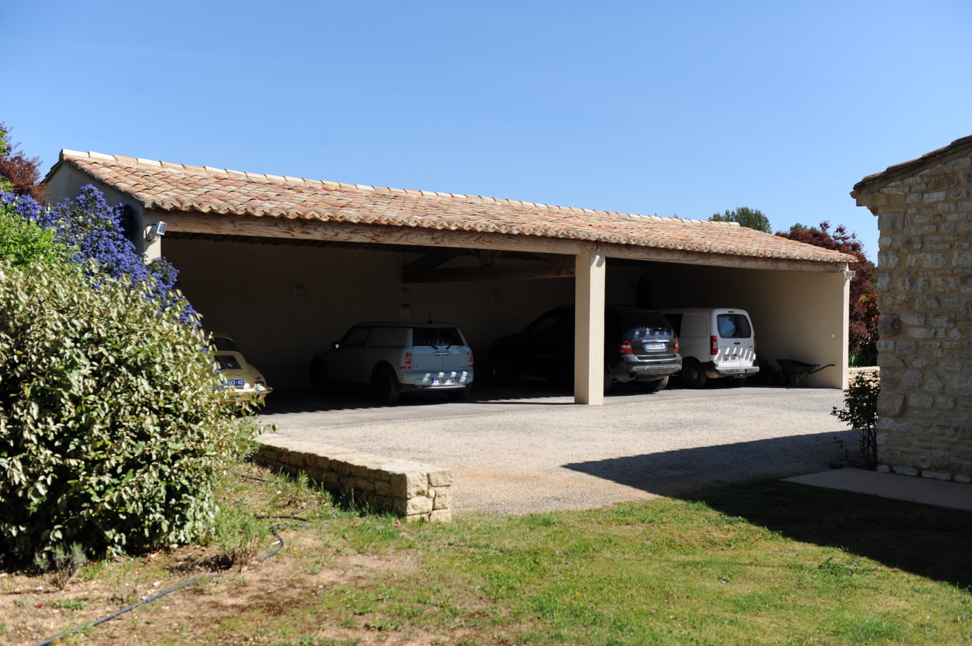 exceptionnelle propriété d'agrément avec dépendances sur 9,5 hectares face au Luberon   