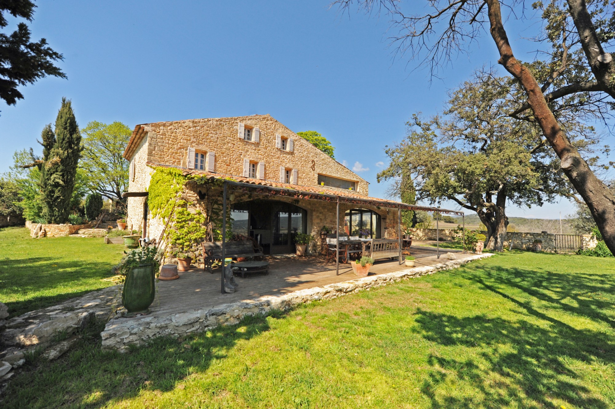Luberon Sud, à vendre,   propriété oléicole en position dominante