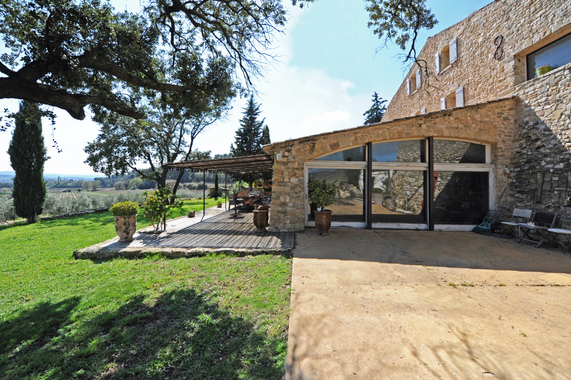 Luberon Sud, à vendre,   propriété oléicole en position dominante