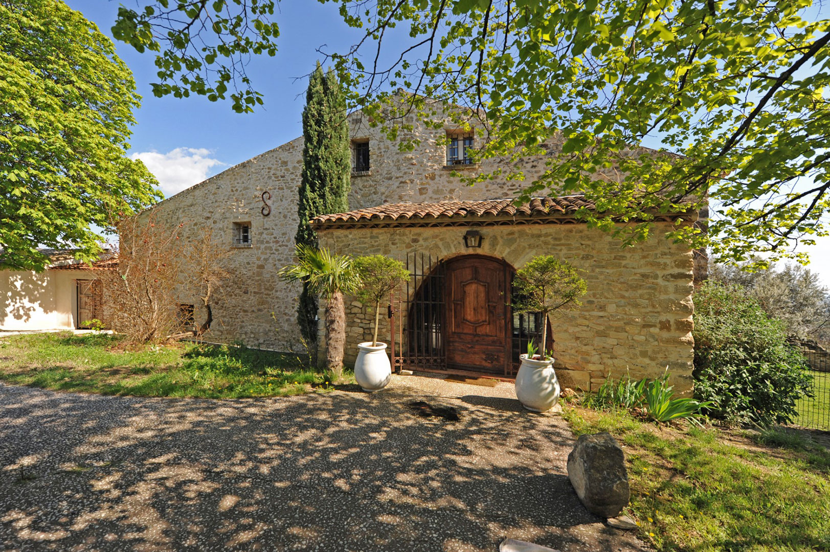 Luberon Sud, à vendre,   propriété oléicole en position dominante