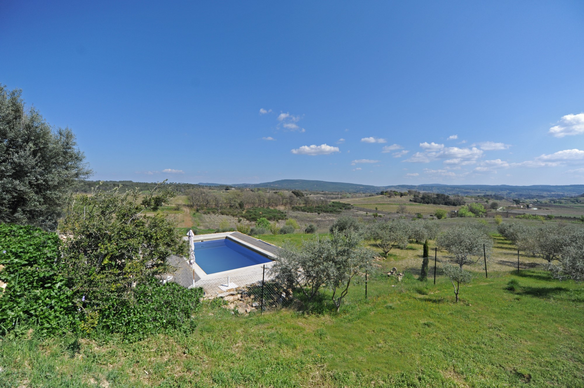 Luberon Sud, à vendre,   propriété oléicole en position dominante