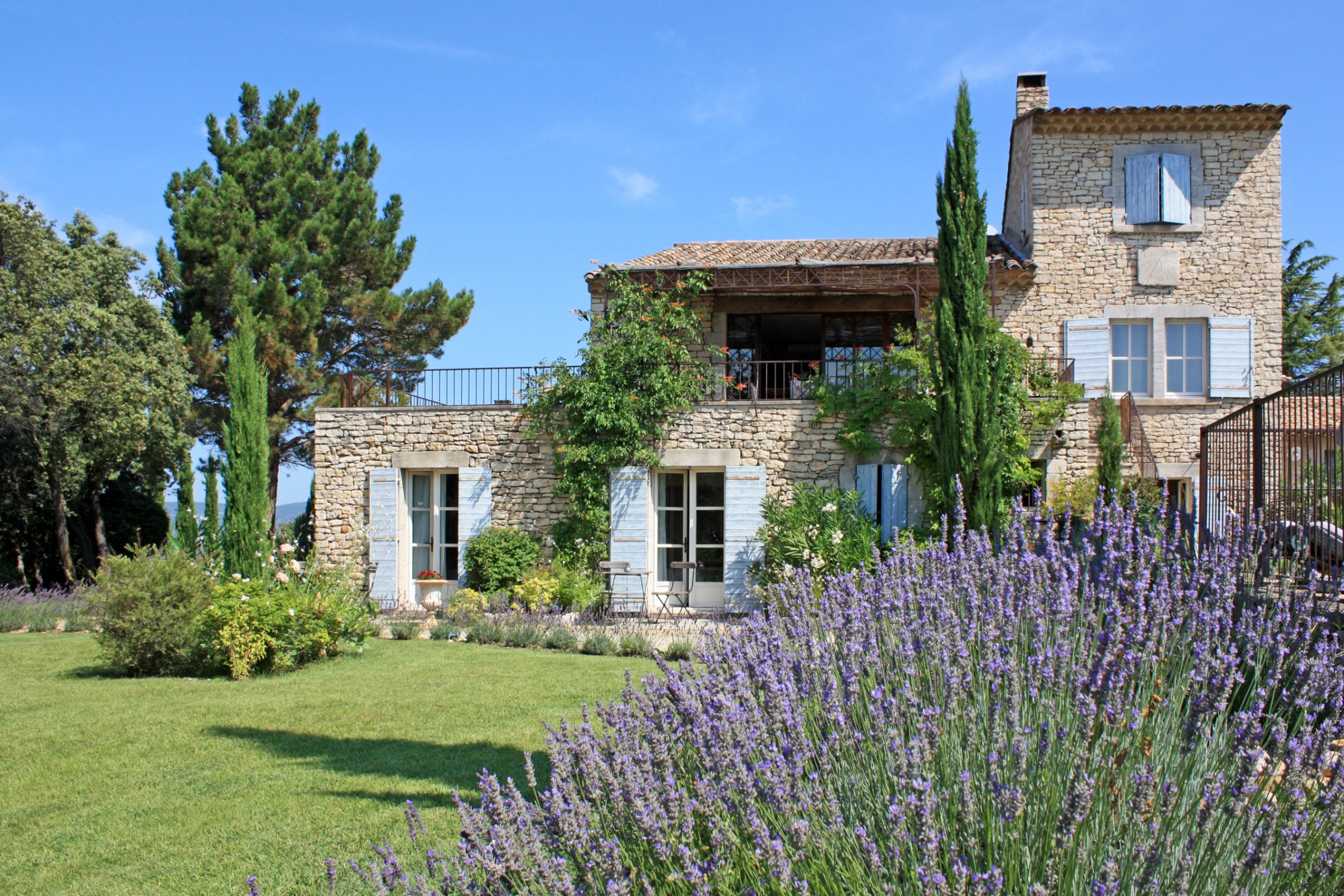 Grande maison de famille sur un oppidum avec vue,    en vente en Luberon