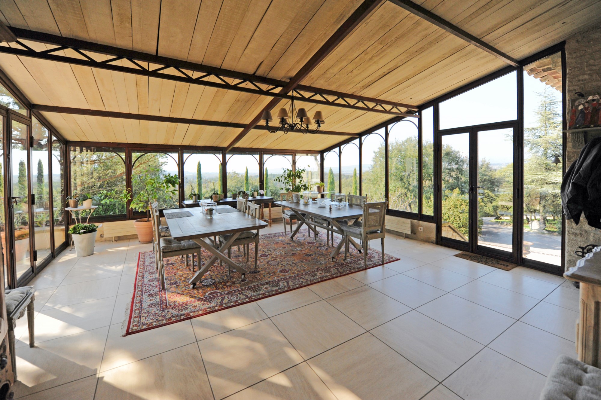 Grande maison de famille sur un oppidum avec vue,    en vente en Luberon