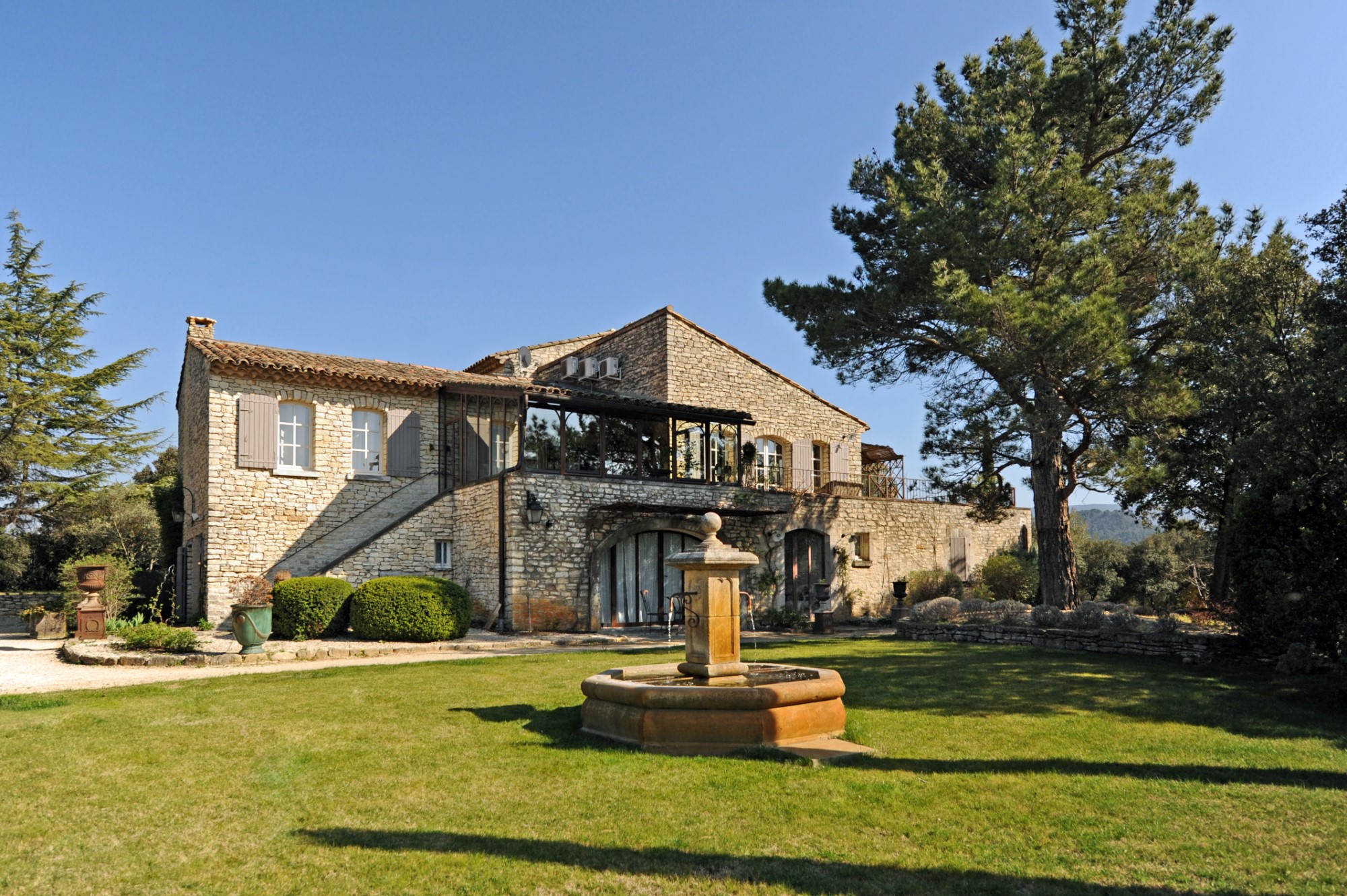 Grande maison de famille sur un oppidum avec vue,    en vente en Luberon