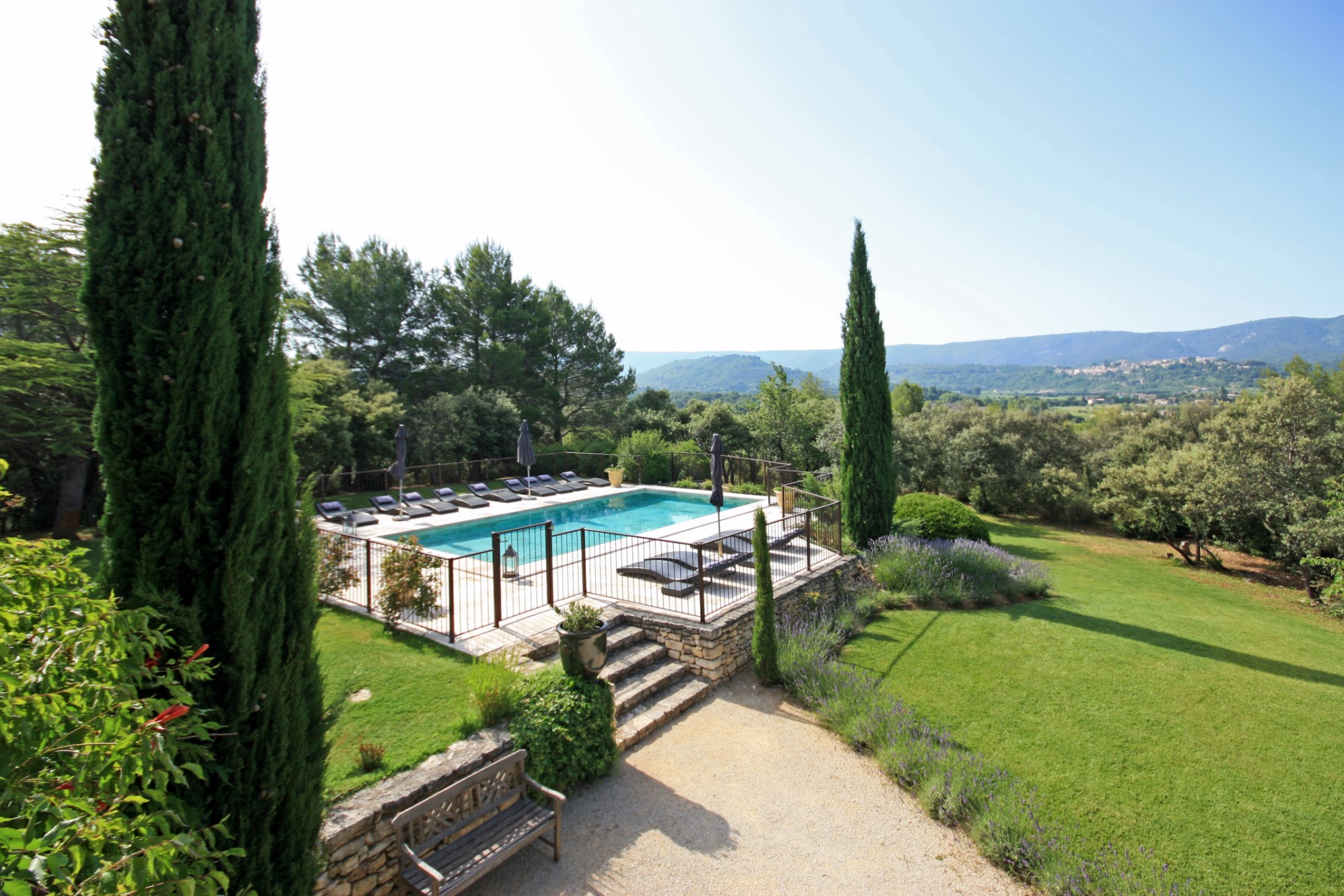 Grande maison de famille sur un oppidum avec vue,    en vente en Luberon