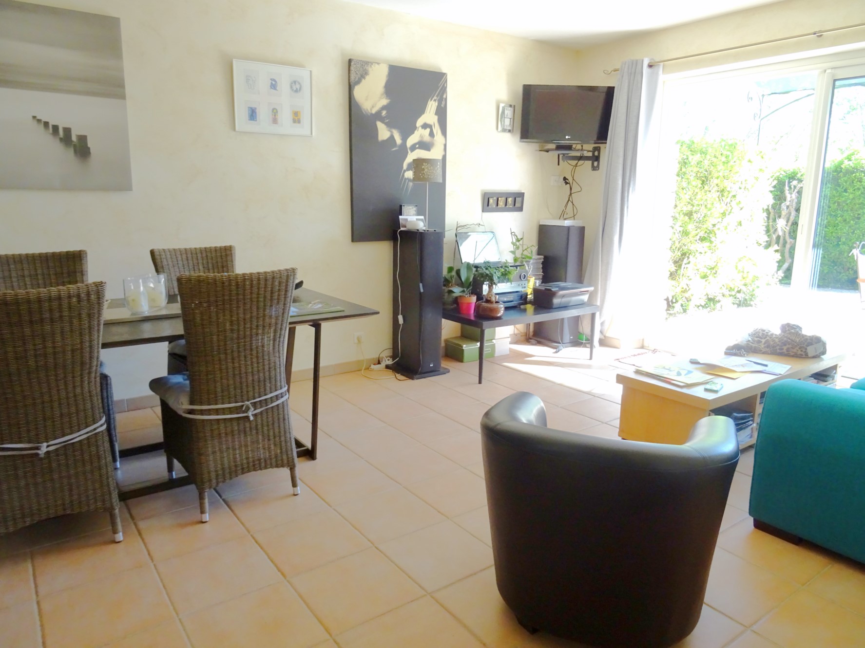 Maison meublée en pierres apparentes à vendre,   très proche du centre de Gordes