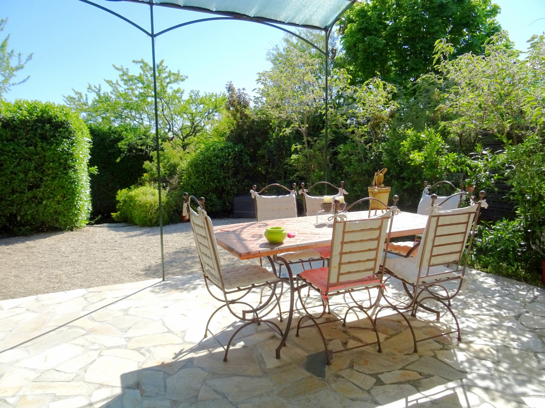 Maison meublée en pierres apparentes à vendre,   très proche du centre de Gordes