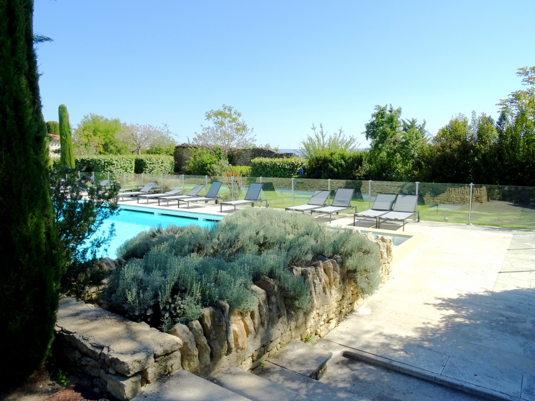 Maison meublée en pierres apparentes à vendre,   très proche du centre de Gordes