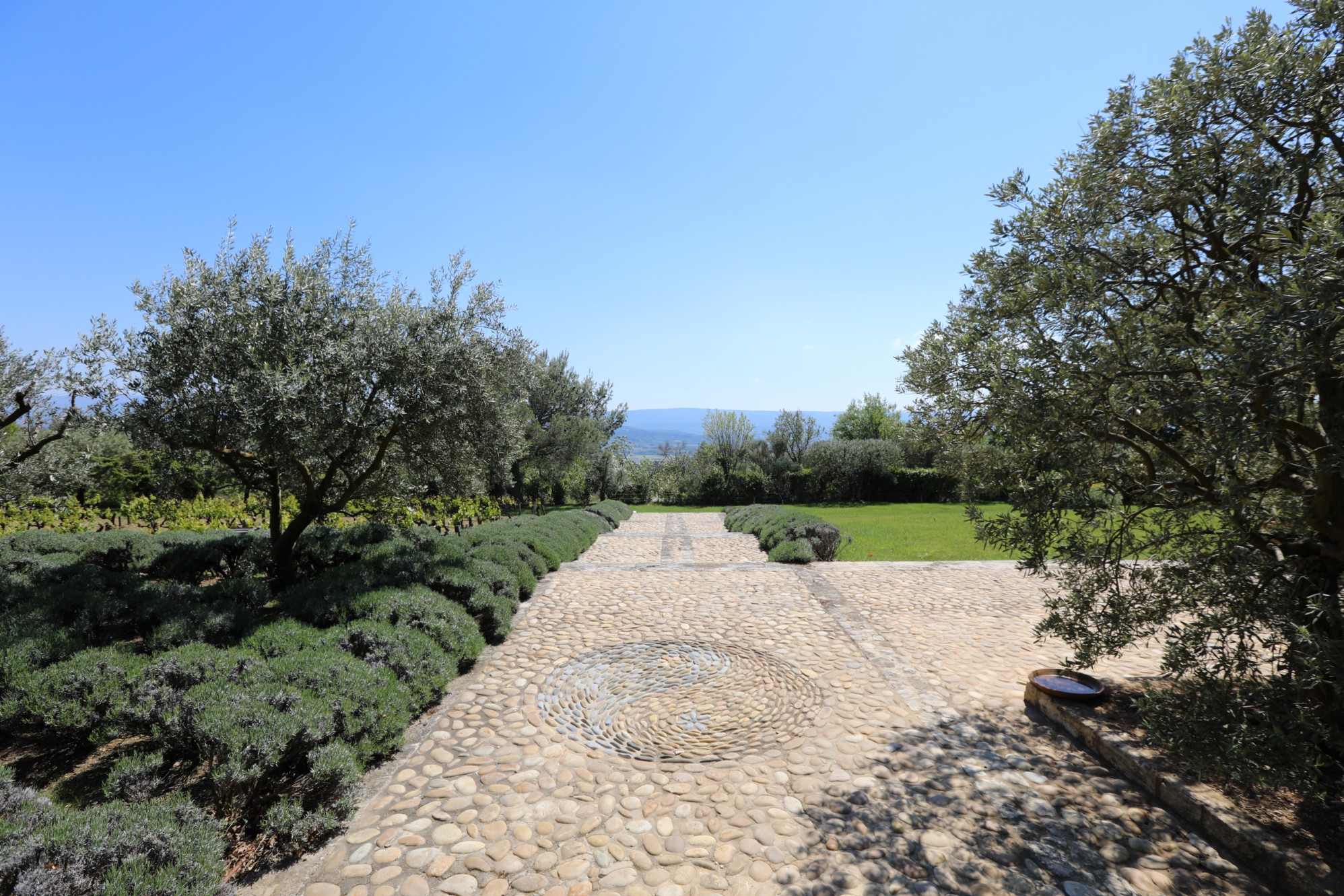 Superbe propriété de trois habitations, avec piscine, à vendre face au Luberon   