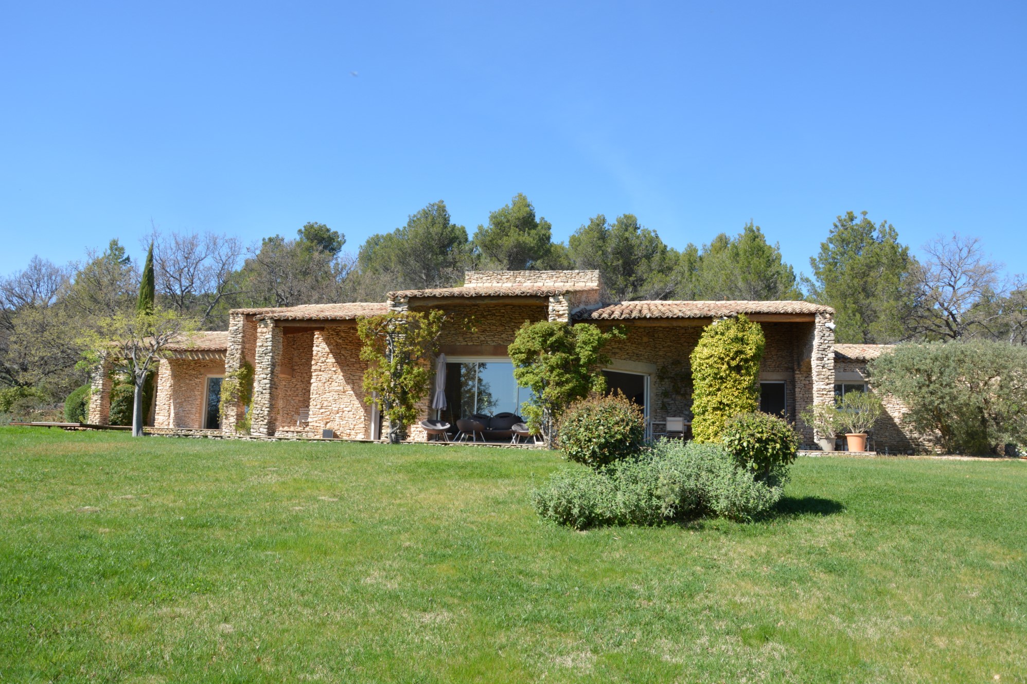 Superbe propriété de trois habitations, avec piscine, à vendre face au Luberon   