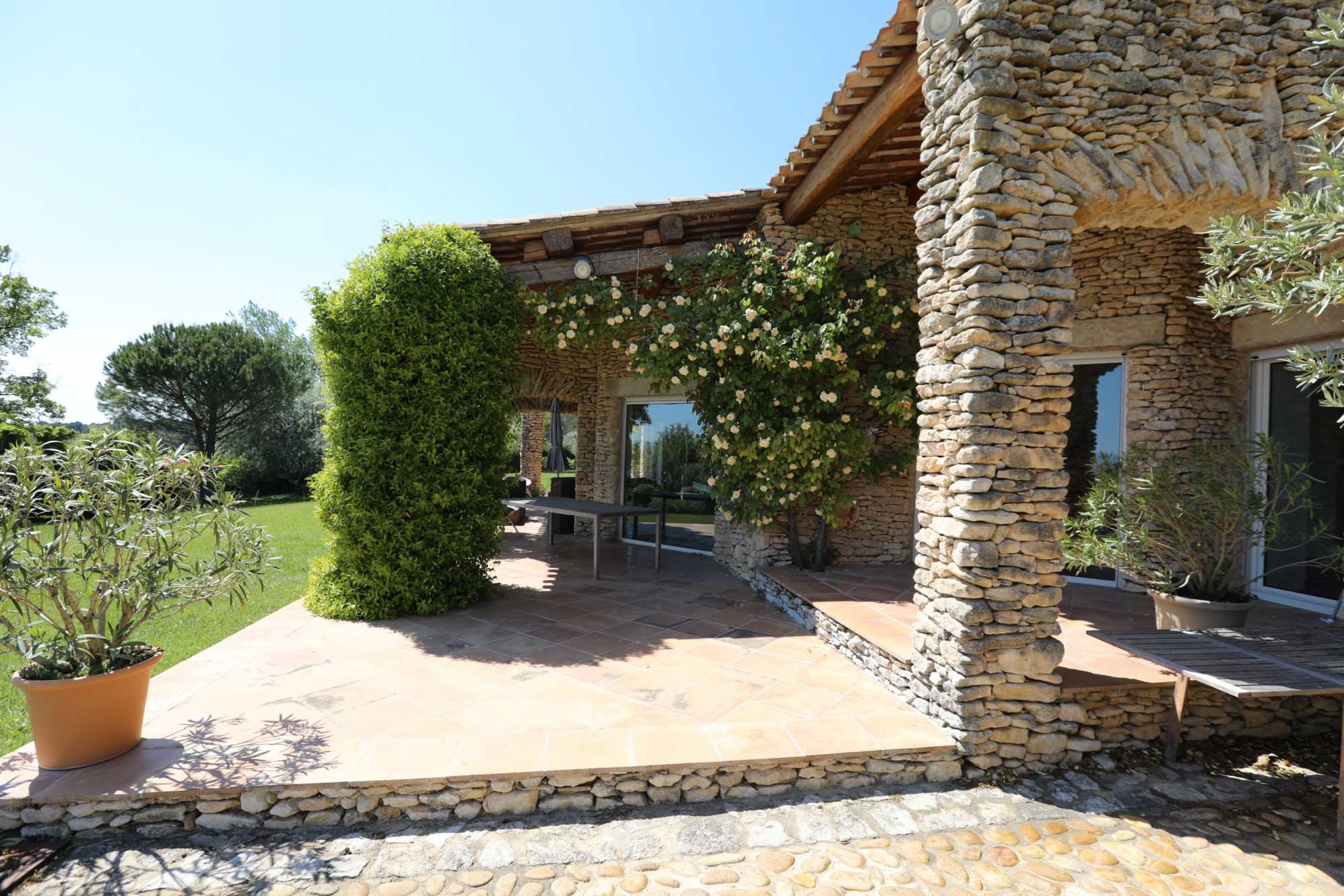 Superbe propriété de trois habitations, avec piscine, à vendre face au Luberon   