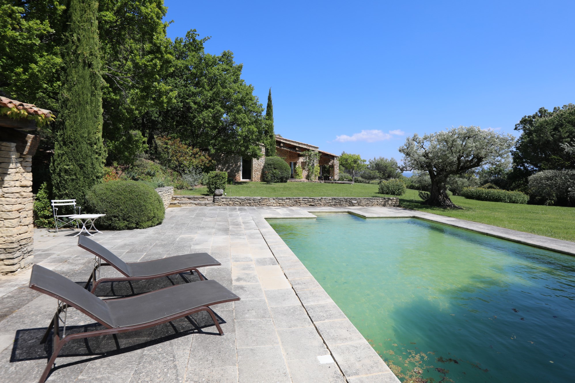 Superbe propriété de trois habitations, avec piscine, à vendre face au Luberon   