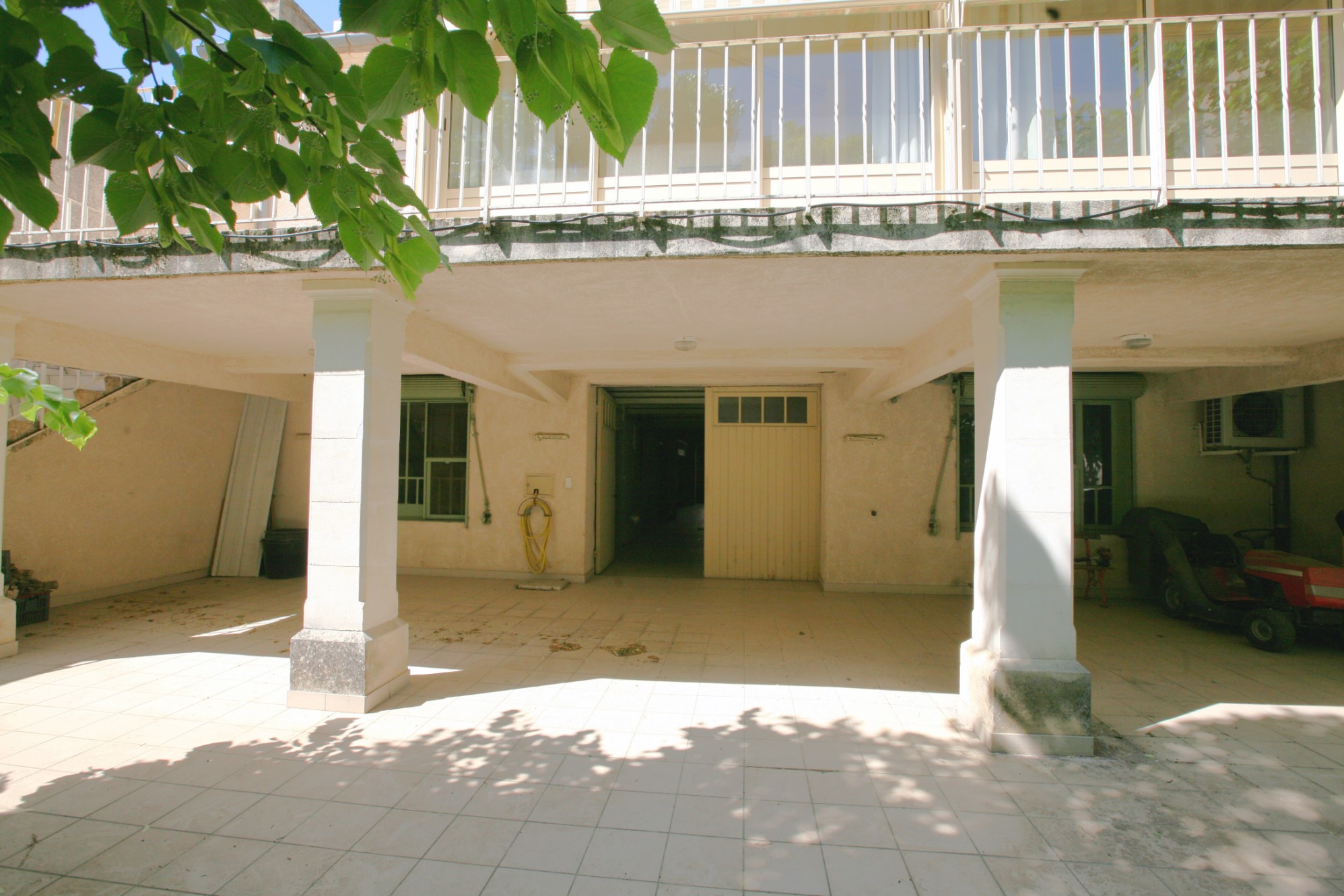 A vendre en Luberon,   vaste hôtel particulier avec jardin privatif  