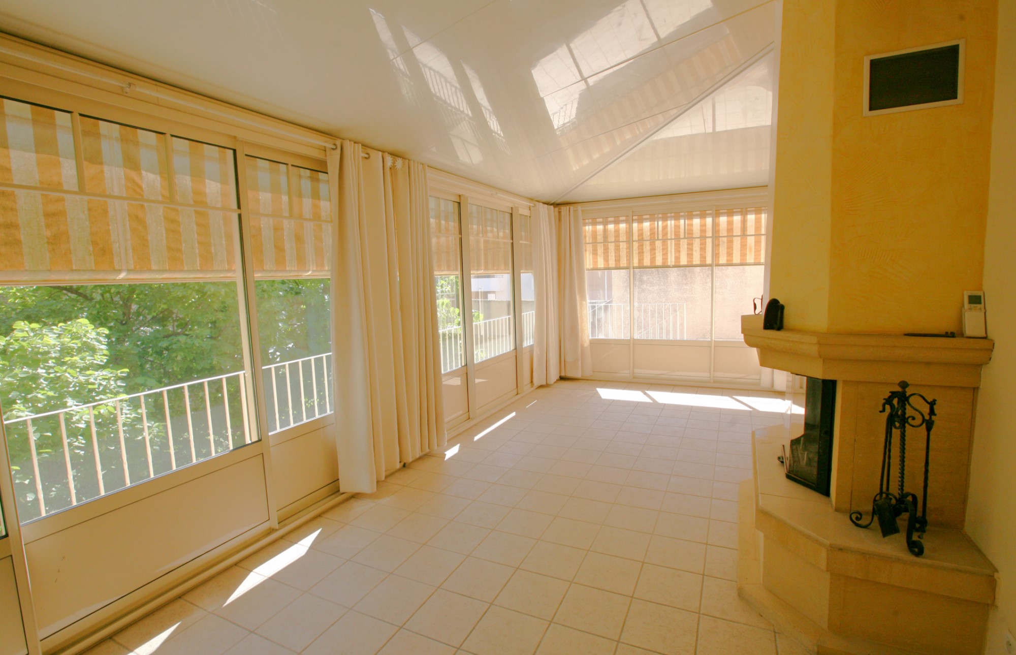 A vendre en Luberon,   vaste hôtel particulier avec jardin privatif  