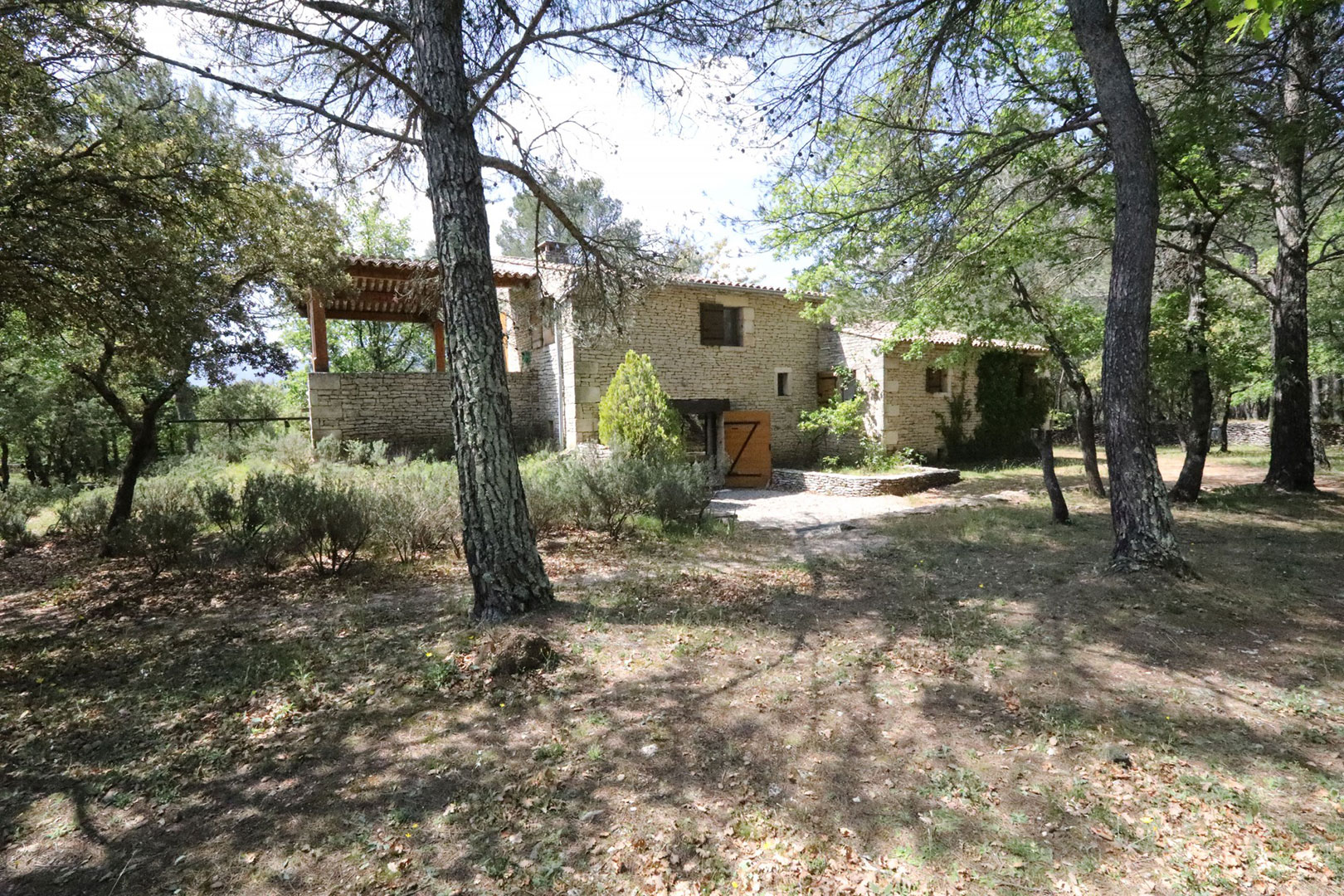 Proche Ménerbes, Roussillon et Gordes, propriété à vendre   