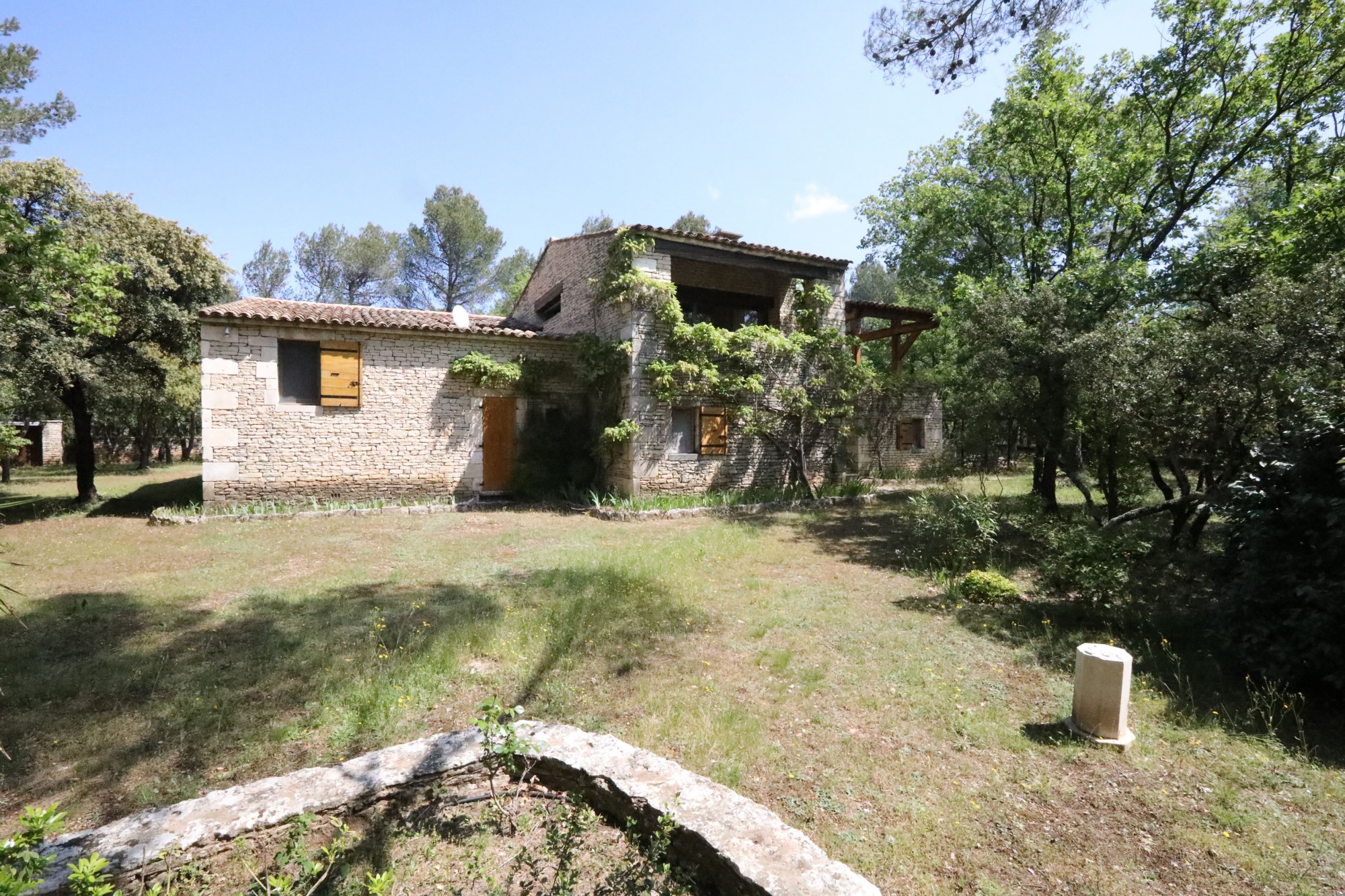 Proche Ménerbes, Roussillon et Gordes, propriété à vendre   